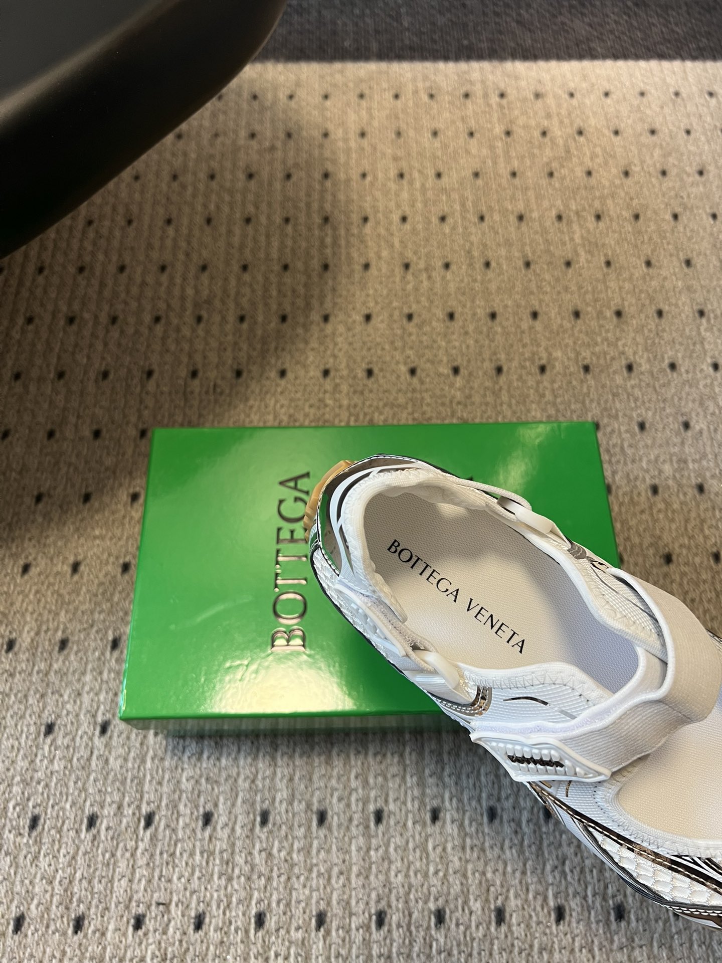 Bottega Venet*早春新款玛丽珍运动鞋将芭蕾鞋的优雅与千禧运动风碰撞出全新火花，网眼透气面料+