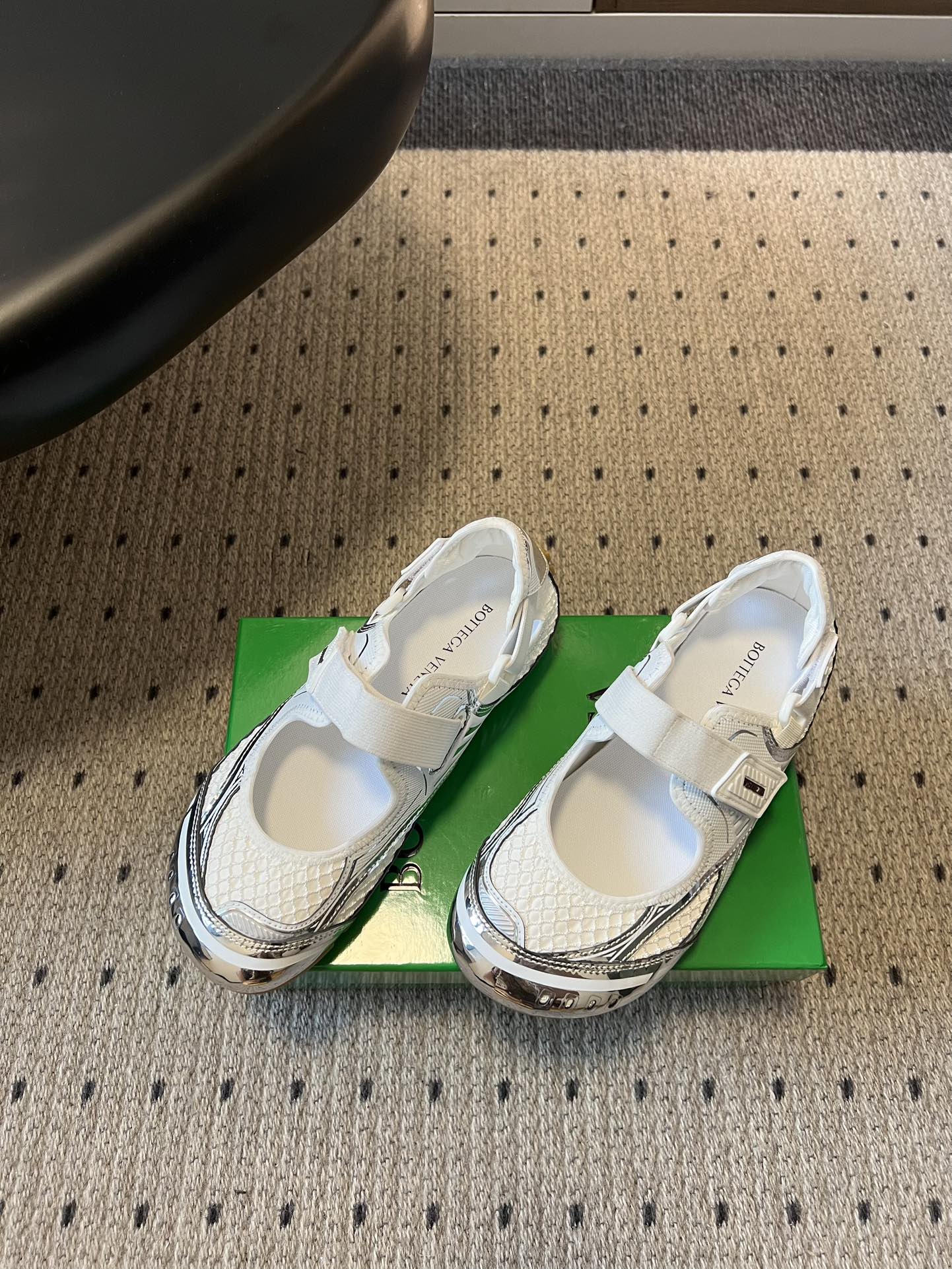 Bottega Venet*早春新款玛丽珍运动鞋将芭蕾鞋的优雅与千禧运动风碰撞出全新火花，网眼透气面料+