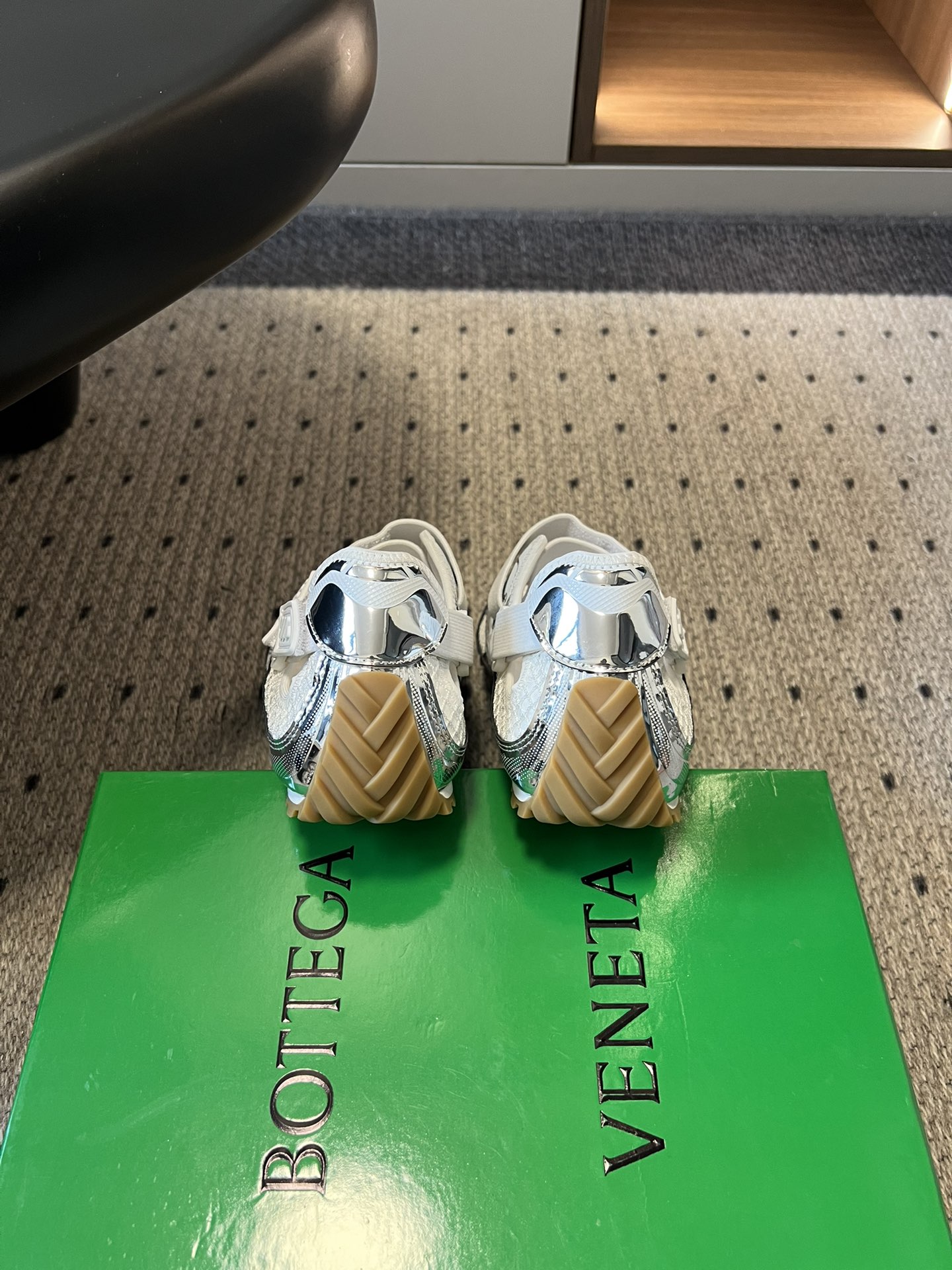 Bottega Venet*早春新款玛丽珍运动鞋将芭蕾鞋的优雅与千禧运动风碰撞出全新火花，网眼透气面料+