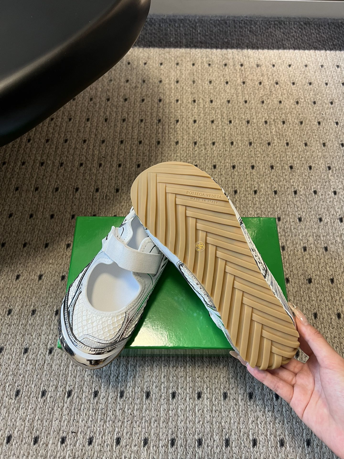 Bottega Venet*早春新款玛丽珍运动鞋将芭蕾鞋的优雅与千禧运动风碰撞出全新火花，网眼透气面料+
