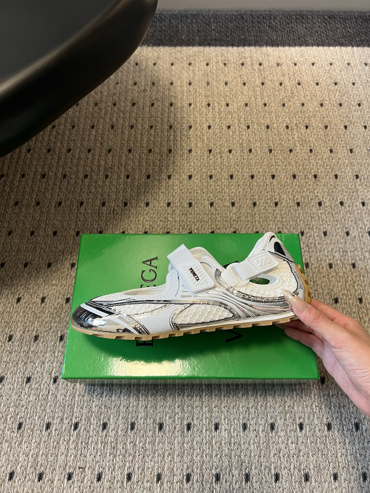 Bottega Venet*早春新款玛丽珍运动鞋将芭蕾鞋的优雅与千禧运动风碰撞出全新火花，网眼透气面料+