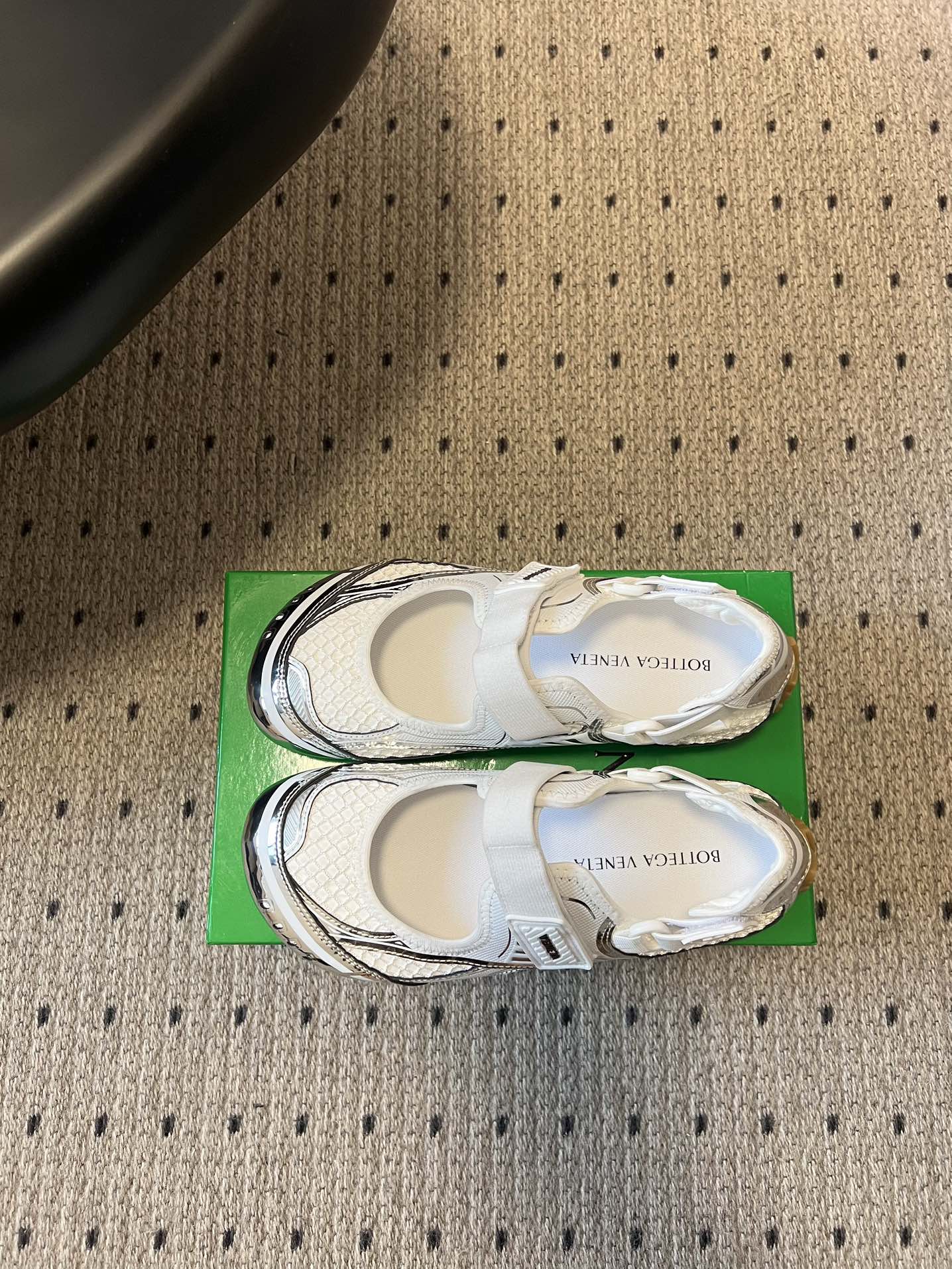 Bottega Venet*早春新款玛丽珍运动鞋将芭蕾鞋的优雅与千禧运动风碰撞出全新火花，网眼透气面料+