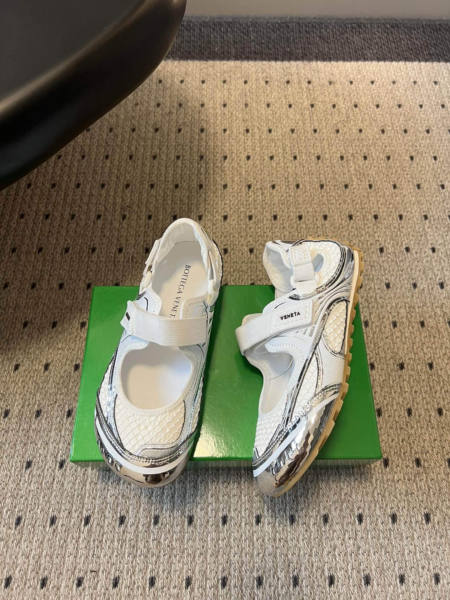 Bottega Venet*早春新款玛丽珍运动鞋将芭蕾鞋的优雅与千禧运动风碰撞出全新火花，网眼透气面料+