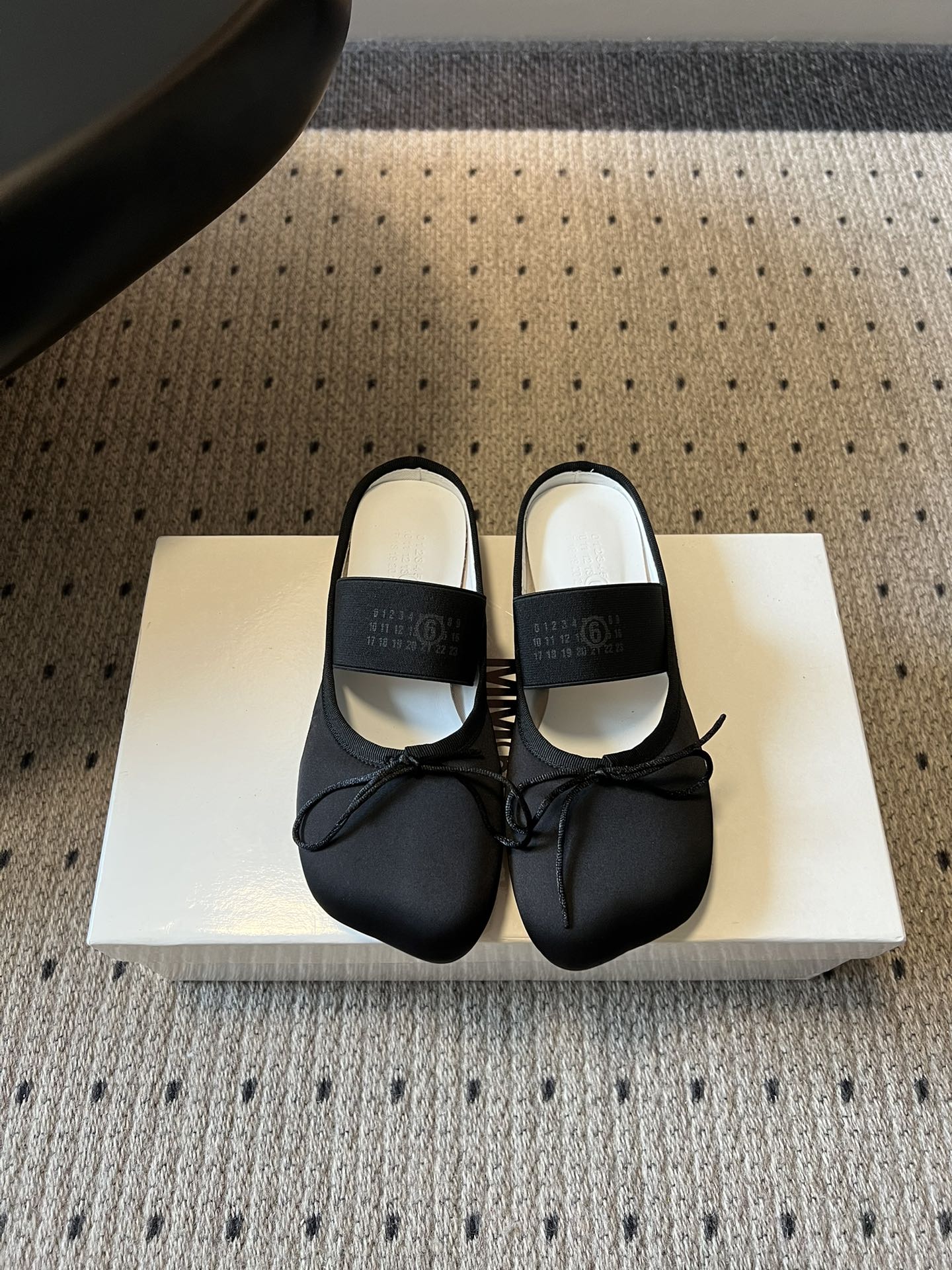 NO:784352,Maison Margiel* Ballet Mules As Margiela's classic hit, this pair of ballet Mules is the daily darling of countless celebrities and bloggers. It is truly a timeless style, so you don't have to worry about going out of style. Whether it is daily commuting, going out on a date, or traveling to take photos, this pair of shoes can be held perfectly. It feels like walking when you put it on your feet, and it will look like a blockbuster when you take any photo.  Sisters who like it go directly, buy early and be beautiful early, weld the French laziness on your feet, whoever wears it will look better. Silk upper, cowhide lining, leather outsole, size 35-41 (customized sizes 40 and 41 are non-returnable), half drag, masion margiela, cowhide, real silk, Leather soles19860909Maison Margiel*芭蕾穆勒鞋 作为马吉拉的经典爆款,这双芭蕾穆勒鞋是无数明星、博主的日常穿搭宠儿,真正的永不过时款,完全不用担心过时.不管是日常通勤、约会出街,还是旅行拍照,这双鞋都能完美hold住,上脚就是行走的氛围感,随便拍都是大片既视感. 喜欢的姐妹直接冲,早买早美,把法式慵懒感焊在脚上,谁穿谁好看. 鞋面真丝布 内里牛皮 大底真皮大底 size35-41码（40、41码定制不退换）,半拖,masion margiela,cowhide,real silk,Leather soles,Women's Shoes