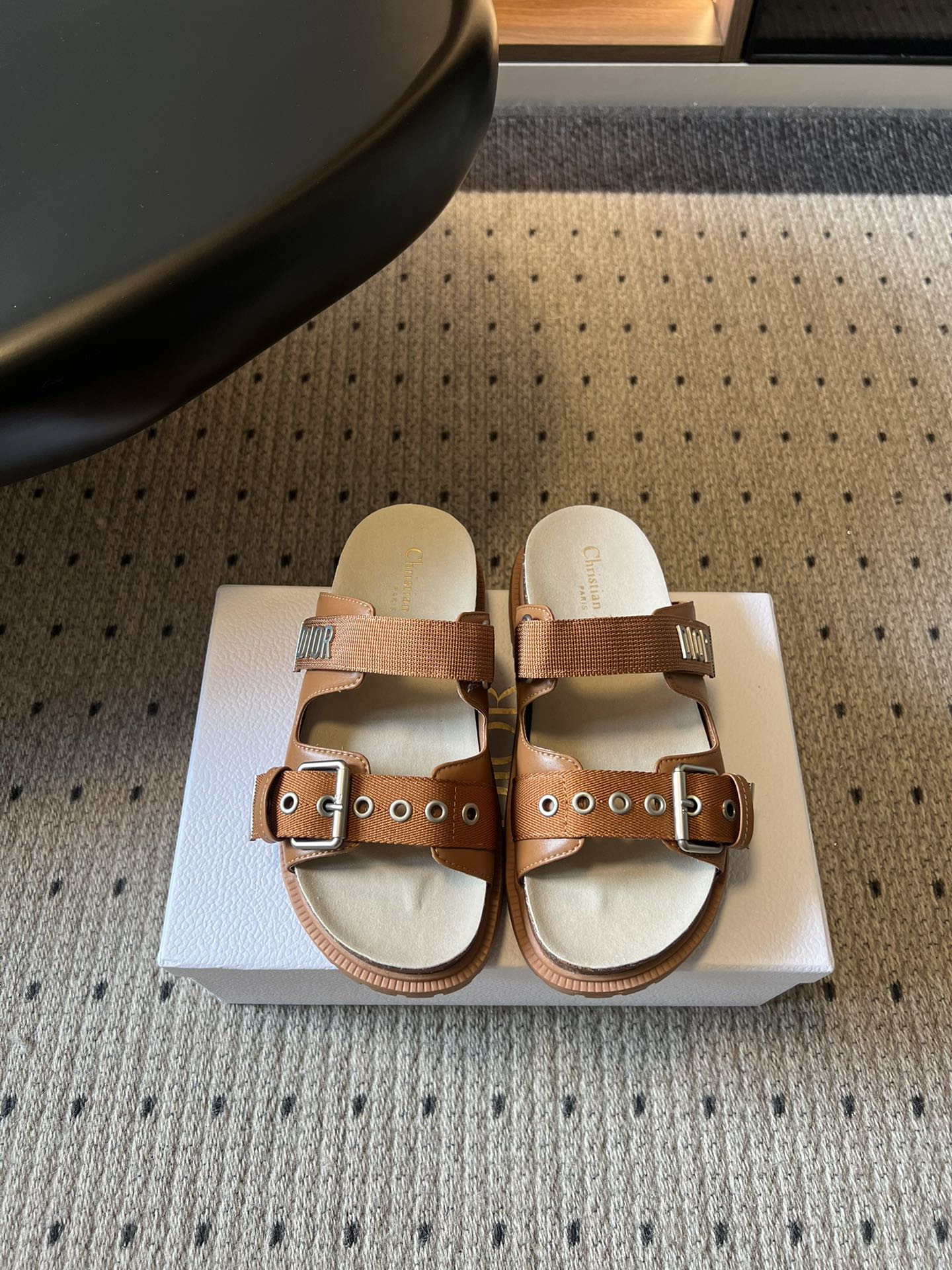 NO:784336,The top version of Dior's new double-button sandals for early spring has no extra decorations, just a clean double-buckle design, Velcro adjustment straps + metal square buckles, with a casual sense of relaxation. It does not matter the foot type, and can be easily adapted to wide or thin feet. The thick and soft elastic outsole makes your feet feel like stepping on clouds. It can be used for daily shopping, commuting, walking, short trips, and a day of walking without tiring your feet.  Various colors are available, from gentle milk tea to versatile black and white. Whether paired with jeans, skirts or casual pants, you can wear any outfit with an effortless sense of fashion. Imported cowhide upper, suede lining, original open molded outsole, size 35-41 (customized sizes 40 and 41 are non-refundable), heel height 4cm, slippers, sandals, dior, sandals, slippers, skirts, jeans, cowhide19860909顶级版本 Dior 早春新款双扣凉拖 没有多余装饰,就是干净利落的双扣设计, 魔术贴调节带+金属方扣,自带随性的松弛感, 不挑脚型,宽脚、瘦脚都能轻松适配.厚底软弹大底,踩上去的脚感像踩云朵一样,日常逛街、通勤、遛弯、短途出游,暴走一天都不累脚. 多色全齐,从温柔奶茶色到百搭黑白色都有,不管是配牛仔裤、半身裙还是休闲裤,随便一套都能穿出不费力的时髦感. 鞋面进口牛皮 内里牛反绒 大底原版开模大底 size35-41码（40、41码定制不退换） 跟高4cm,拖鞋凉鞋,dior,sandals,slippers,skirts,jeans,cowhide,Women's Shoes