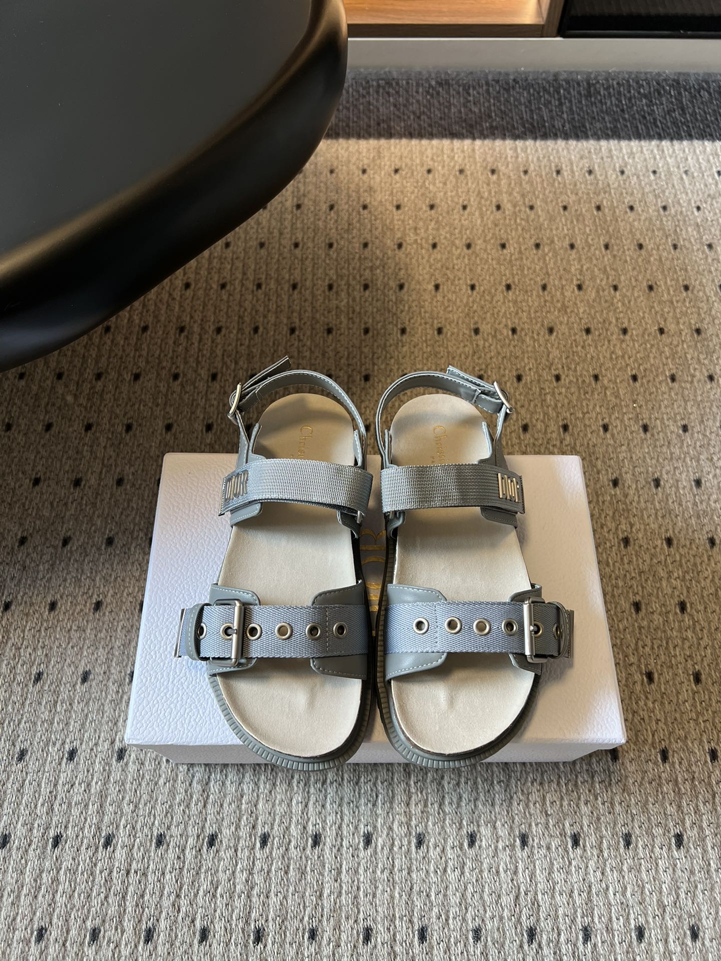 NO:784340,The top version of Dior's new double-buckle sandals for early spring. The classic double-buckle design is embellished with metal buckles. They are gentle and casual, retro yet exquisite, and come with big-name filters on the feet. The soft and thick soles feel great on the feet. They are soft when you step on them. They will not tire your feet when you go shopping, commuting, vacationing, or walking all day long. They are an artifact that combines comfort and appearance.  You don’t have to pick your foot shape or your outfit. Pair it with jeans for a casual and relaxed style, and with a skirt for a gentle fairy style. It is an indispensable and versatile style in this summer’s shoe cabinet. Imported cowhide upper, cow suede lining, original molded outsole, size 35-41 (customized sizes 40 and 41 are non-returnable), heel height 4cm, slippers, sandals, dior, sandals, slippers, skirts, jeans, cowhide19860909顶级版本 Dior 早春新款双扣带凉鞋 经典的双扣带设计,搭配金属扣点缀,温柔中带着随性,复古中透着精致,上脚自带大牌滤镜.软底厚底的脚感太绝了,踩上去软乎乎的,日常逛街、通勤、度假,暴走一整天都不会累脚,是舒适度与颜值并存的神器. 不挑脚型、不挑穿搭,配牛仔裤是随性松弛风,配半身裙是温柔仙女风,是今年夏天鞋柜里必不可少的百搭款. 鞋面进口牛皮 内里牛反绒 大底原版开模大底 size35-41码（40、41码定制不退换） 跟高4cm,拖鞋凉鞋,dior,sandals,slippers,skirts,jeans,cowhide,Women's Shoes