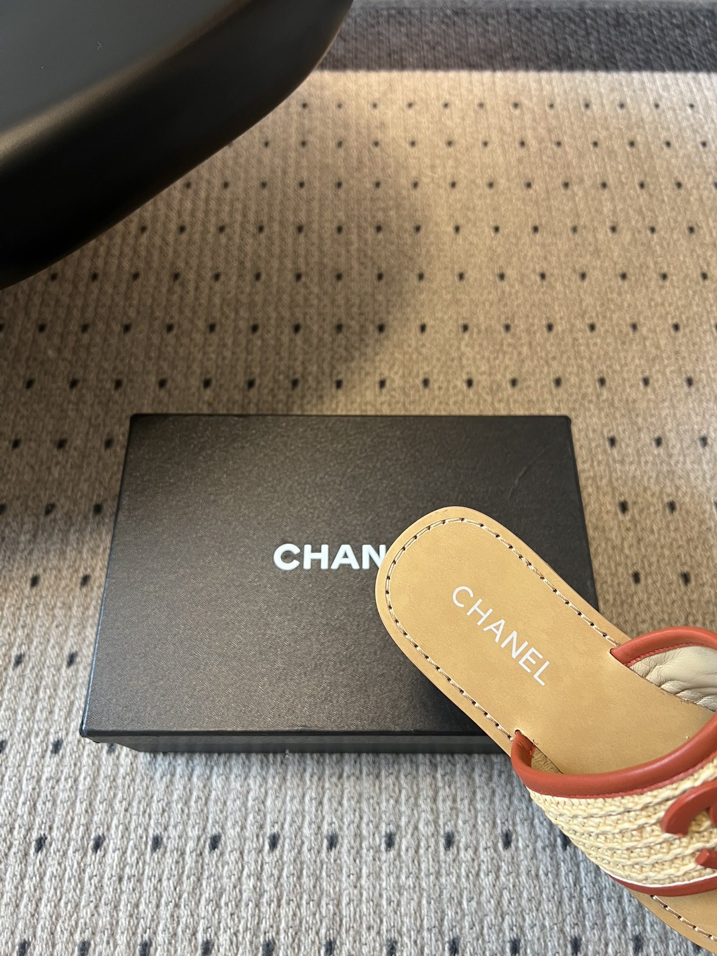 Chane*26SS早春新款草编夹趾凉拖这双凉拖，真的把夏天的松弛感焊在了脚上。夹趾的设计自带随性的度假