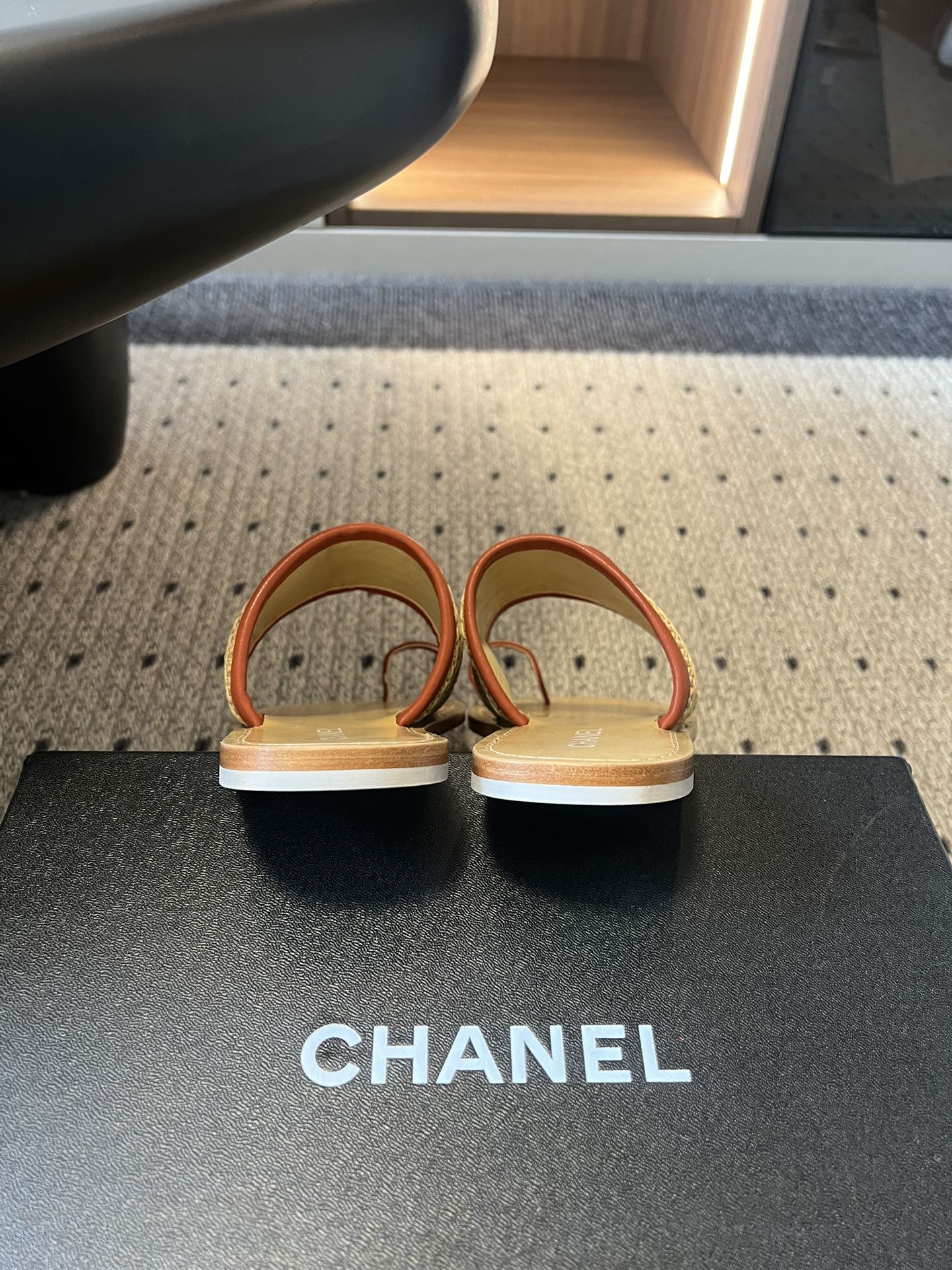 Chane*26SS早春新款草编夹趾凉拖这双凉拖，真的把夏天的松弛感焊在了脚上。夹趾的设计自带随性的度假