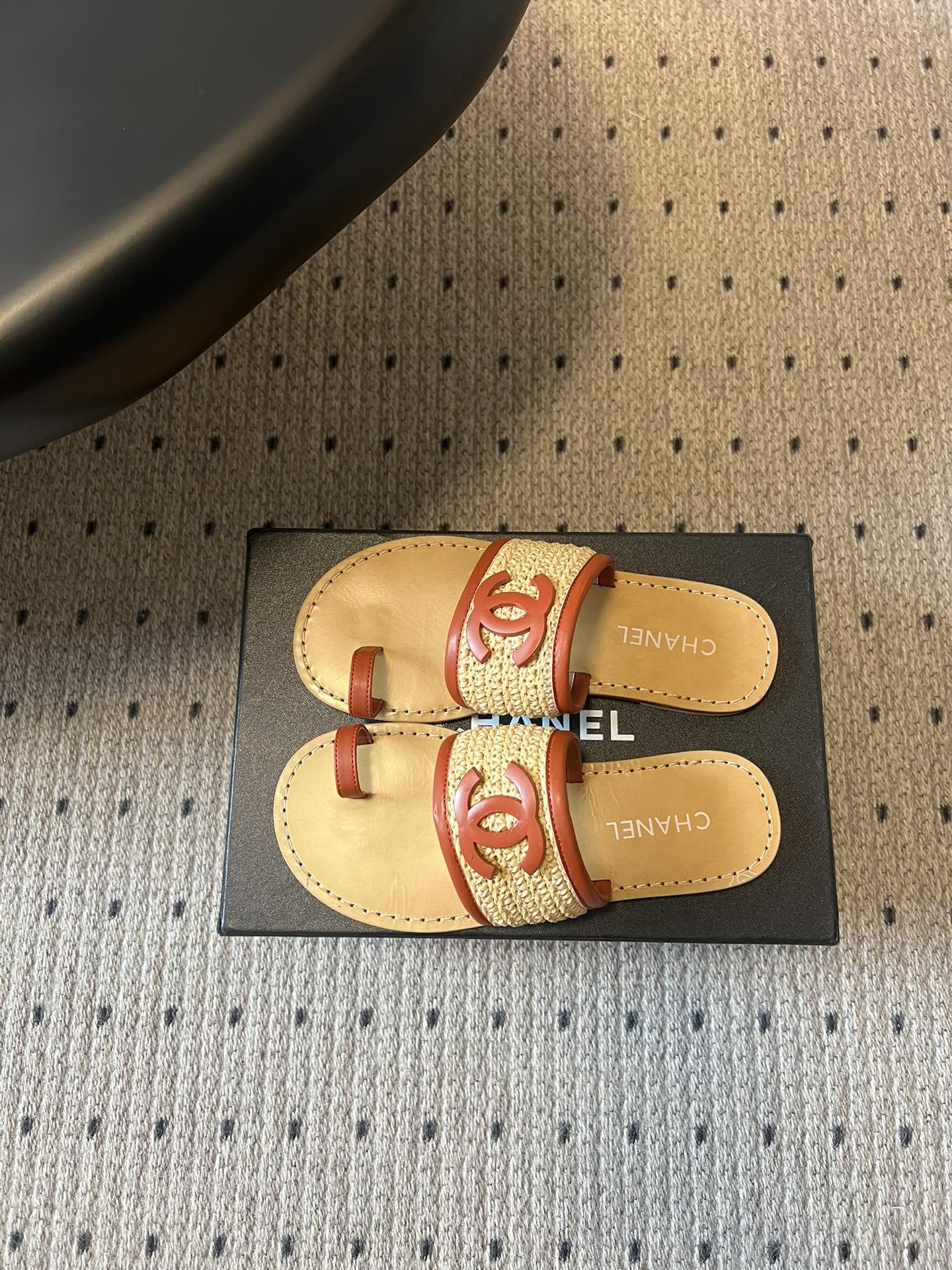 Chane*26SS早春新款草编夹趾凉拖这双凉拖，真的把夏天的松弛感焊在了脚上。夹趾的设计自带随性的度假