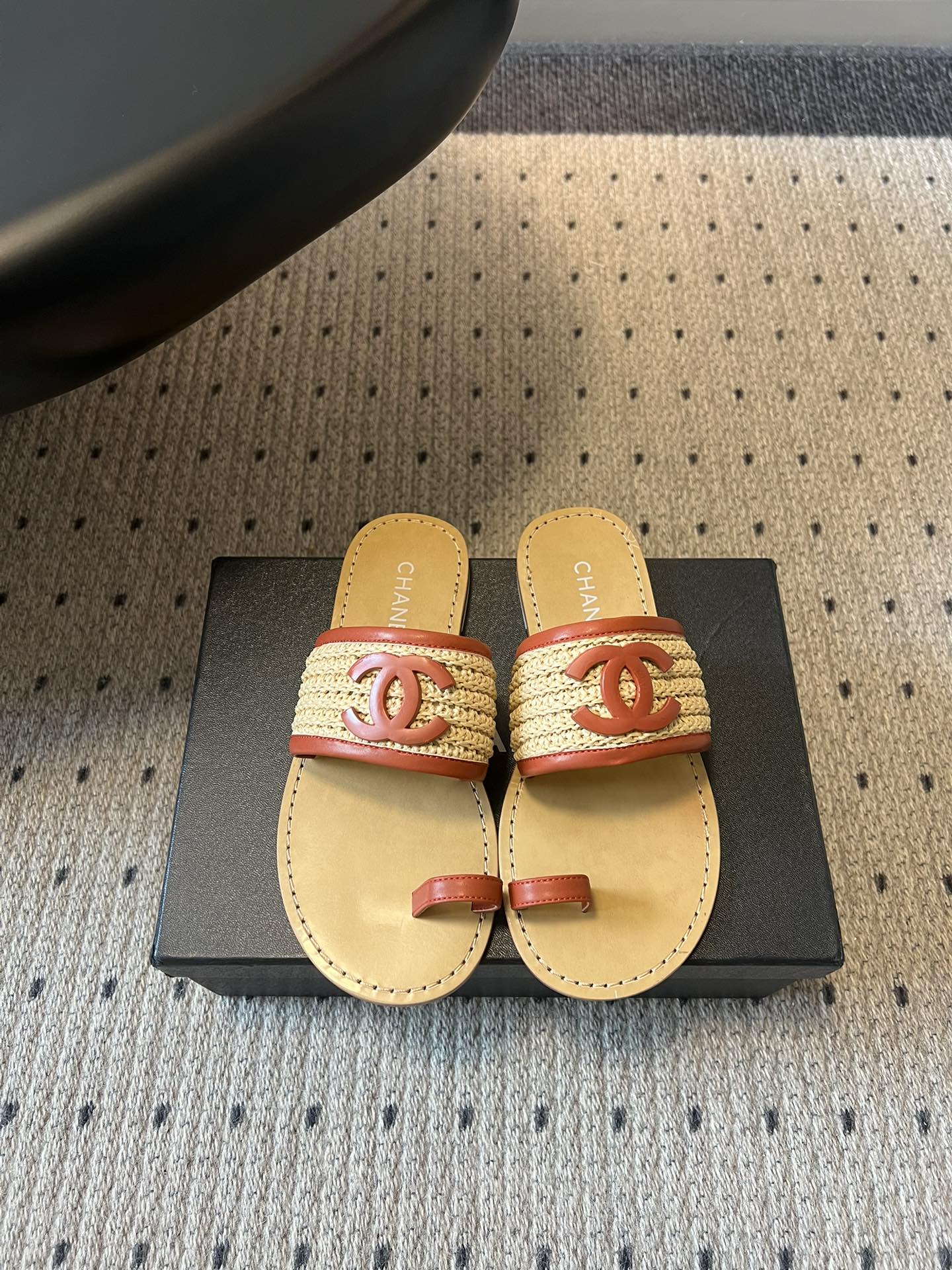 NO:782916,Top quality Chane*26SS new straw woven thong sandals for early spring. This pair of sandals really welds the relaxed feeling of summer to the feet. The thong design brings a casual holiday atmosphere, with the iconic double C element, low-key and self-recognizable. It has that kind of effortless French laziness on the feet.  The soft feeling of the feet makes walking stable. Whether you are shopping for a walk, vacationing at the beach, or commuting daily, you can wear it comfortably and comfortably, and your feet will not be tired after walking for a long time. Upper cowhide, lining sheepskin, genuine leather outsole size 35-41 (customized sizes 40 and 41 are not returnable), split-toe shoes, chanel, espadrilles, cowhide, sheepskin, Leather soles19860909顶级品质 Chane*26SS早春新款草编夹趾凉拖 这双凉拖,真的把夏天的松弛感焊在了脚上.夹趾的设计自带随性的度假氛围,搭配标志性的双C元素,低调又自带辨识度,上脚就是那种不费力的法式慵懒感. 软乎乎的脚感,走路稳稳当当,不管是逛街散步、海边度假,还是日常通勤,都能穿得舒服又自在,久走也不累脚. 鞋面牛皮 内里羊皮 大底真皮大底 size35-41码（40、41码定制不退换）,分趾鞋,chanel,espadrilles,cowhide,sheepskin,Leather soles,Women's Shoes