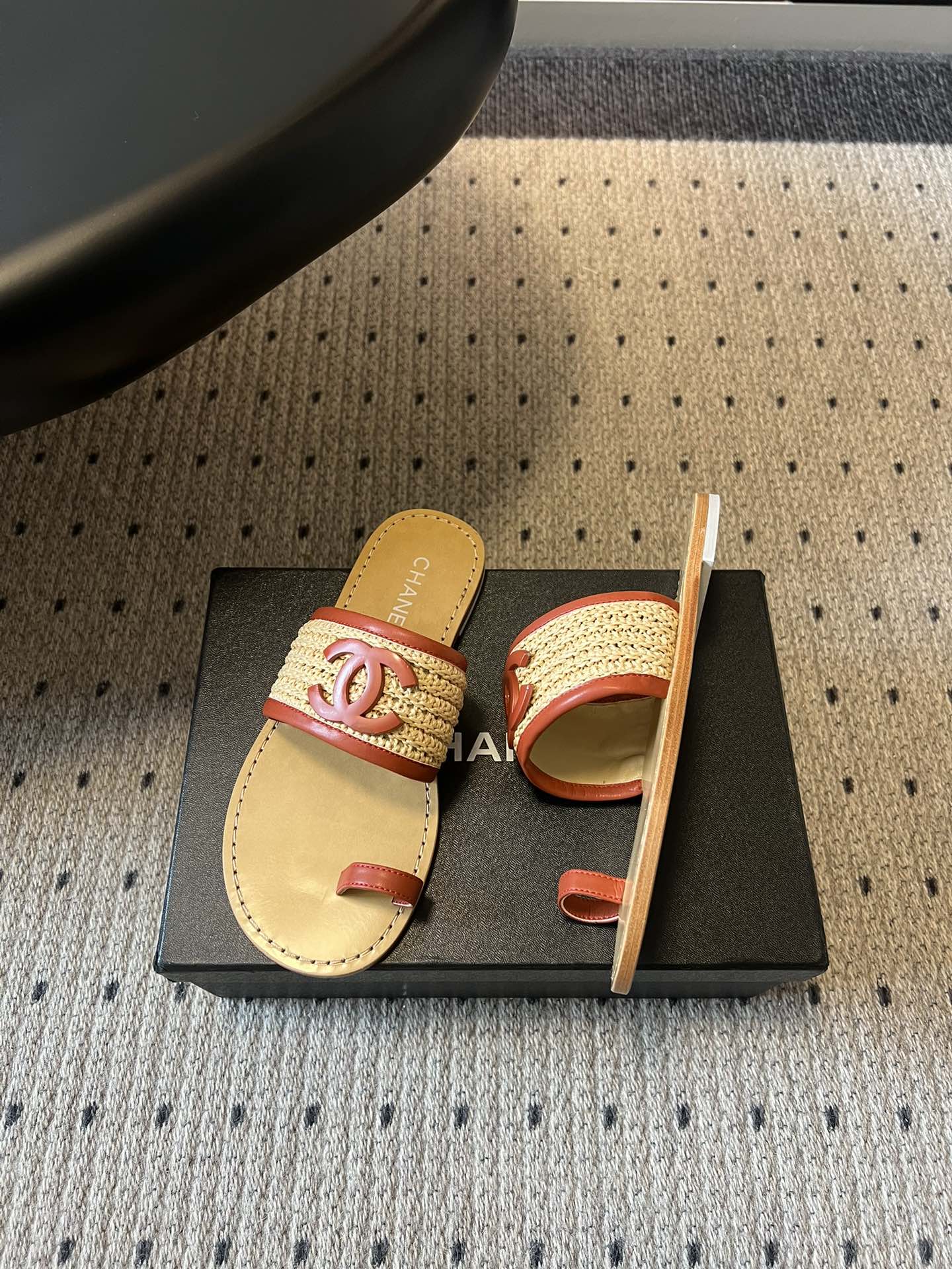 Chane*26SS早春新款草编夹趾凉拖这双凉拖，真的把夏天的松弛感焊在了脚上。夹趾的设计自带随性的度假