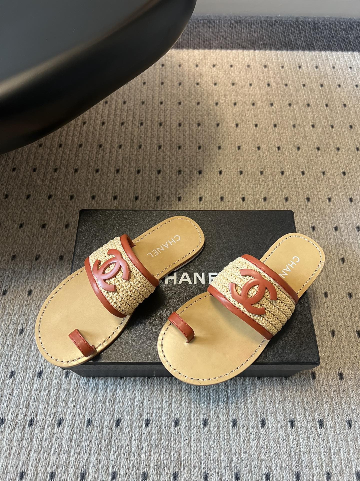 Chane*26SS早春新款草编夹趾凉拖这双凉拖，真的把夏天的松弛感焊在了脚上。夹趾的设计自带随性的度假
