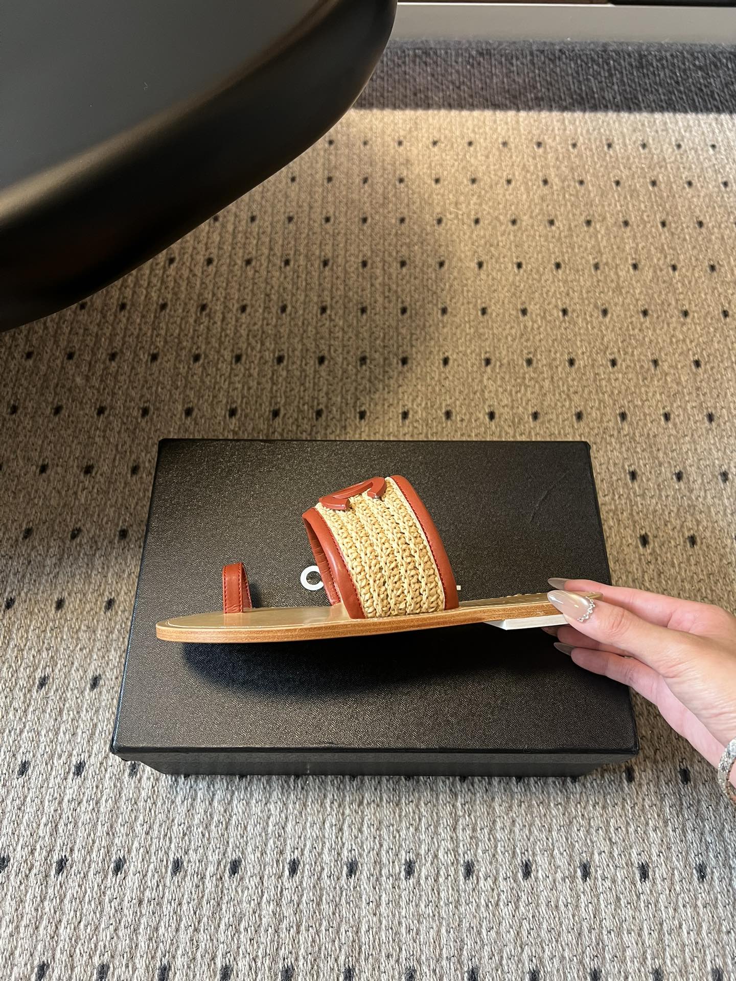 Chane*26SS早春新款草编夹趾凉拖这双凉拖，真的把夏天的松弛感焊在了脚上。夹趾的设计自带随性的度假