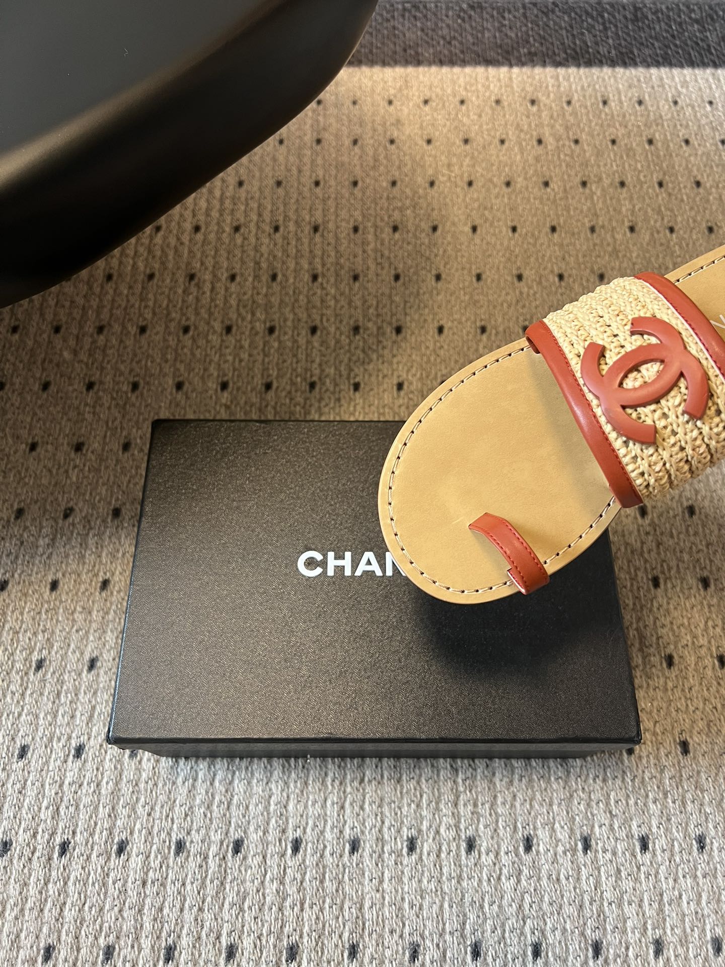 Chane*26SS早春新款草编夹趾凉拖这双凉拖，真的把夏天的松弛感焊在了脚上。夹趾的设计自带随性的度假