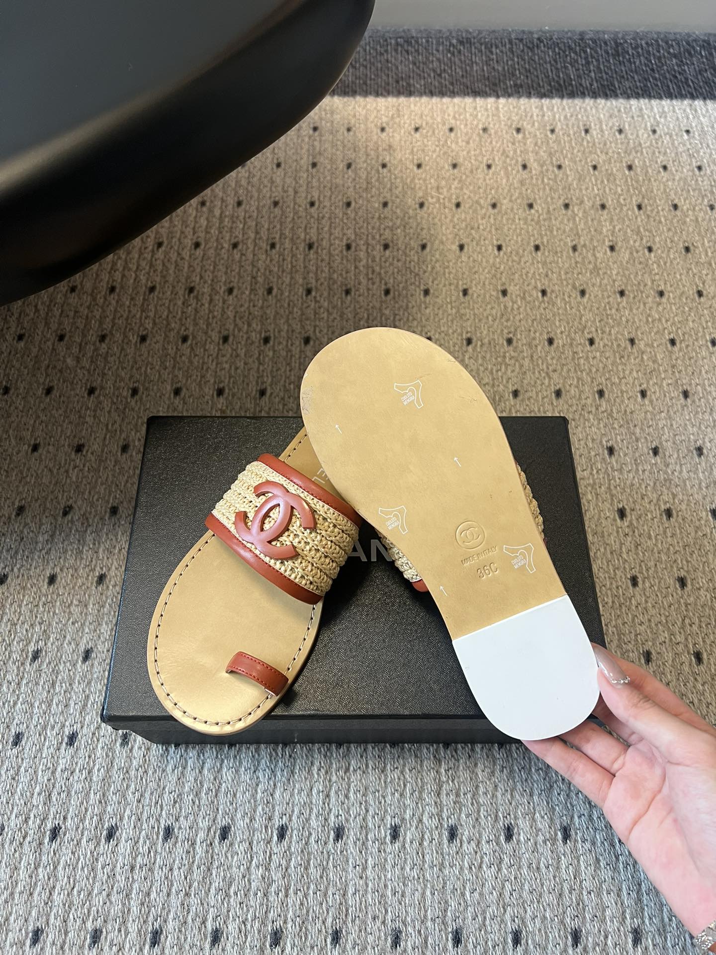 Chane*26SS早春新款草编夹趾凉拖这双凉拖，真的把夏天的松弛感焊在了脚上。夹趾的设计自带随性的度假