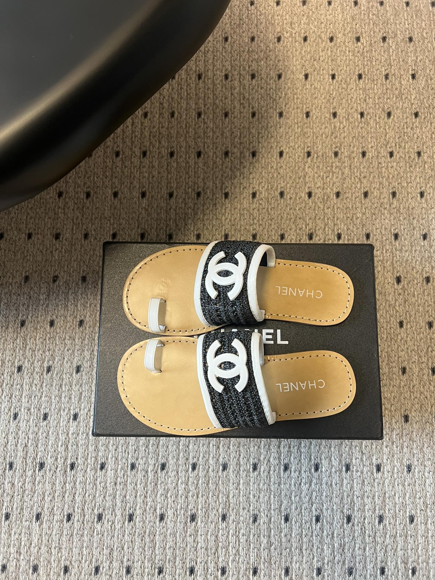 Chane*26SS早春新款草编夹趾凉拖这双凉拖，真的把夏天的松弛感焊在了脚上。夹趾的设计自带随性的度假