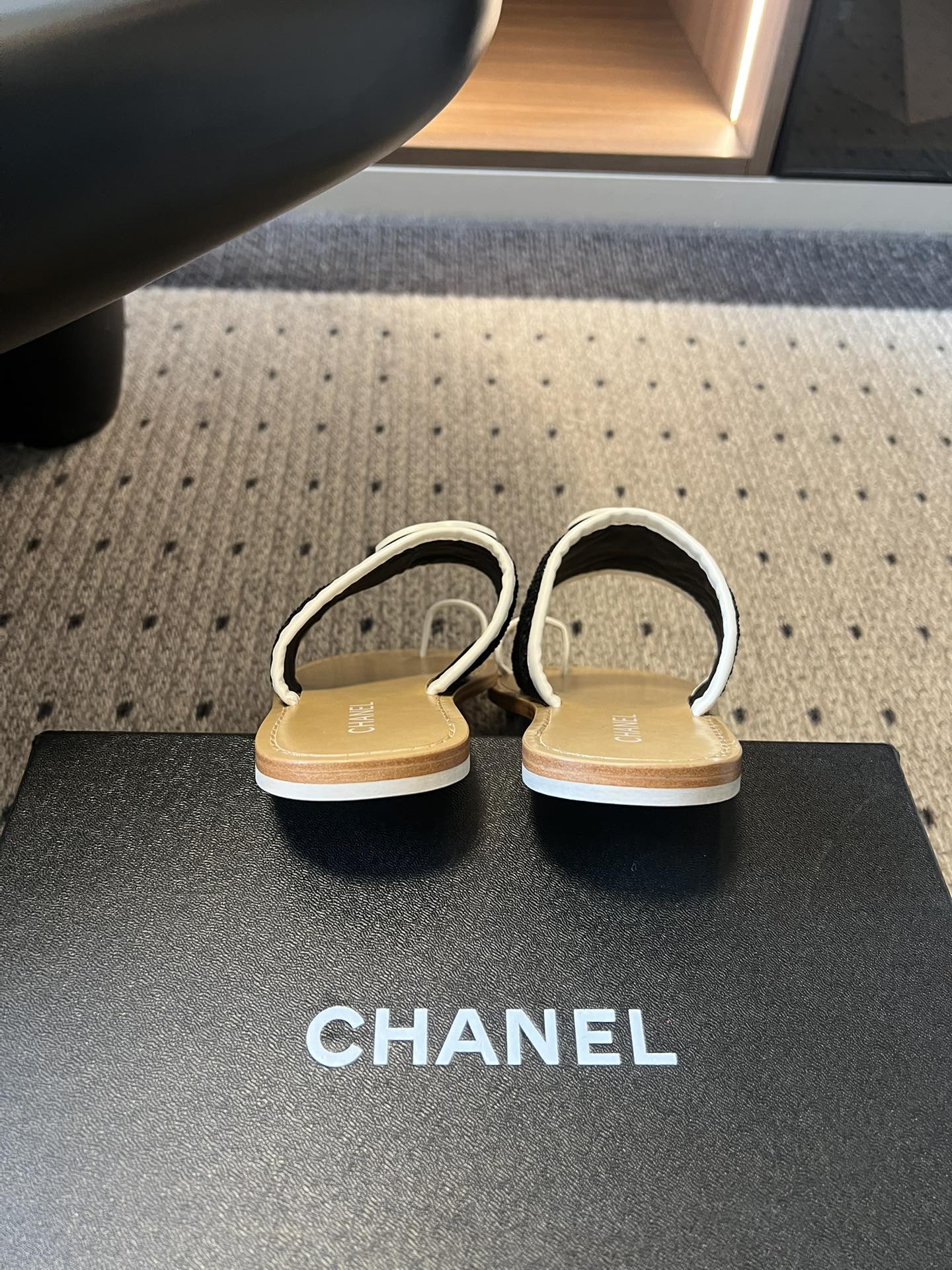 Chane*26SS早春新款草编夹趾凉拖这双凉拖，真的把夏天的松弛感焊在了脚上。夹趾的设计自带随性的度假