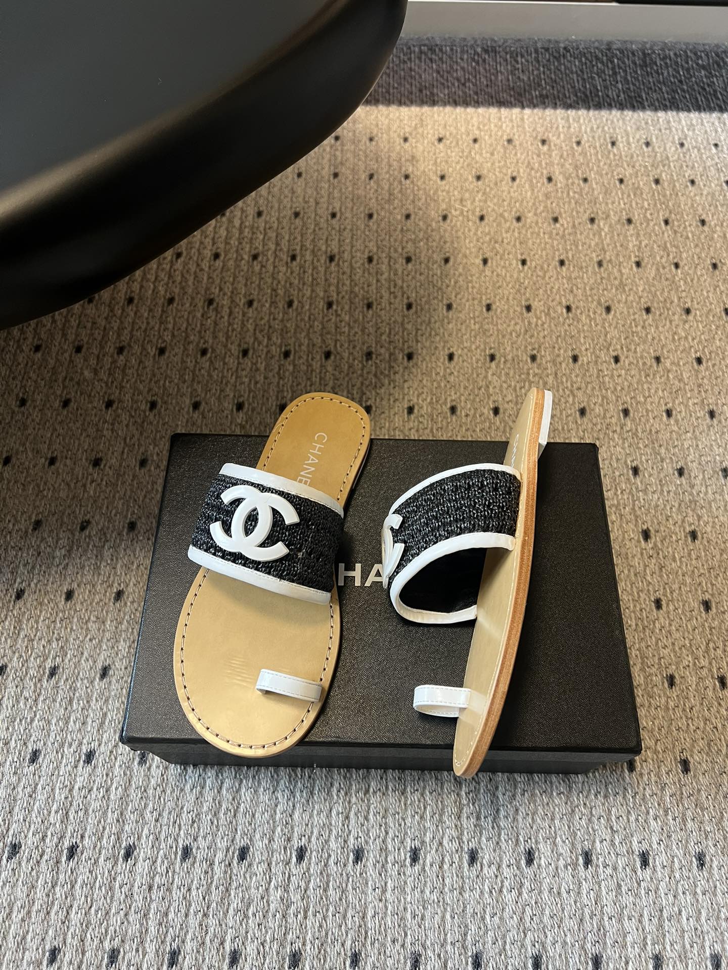 Chane*26SS早春新款草编夹趾凉拖这双凉拖，真的把夏天的松弛感焊在了脚上。夹趾的设计自带随性的度假