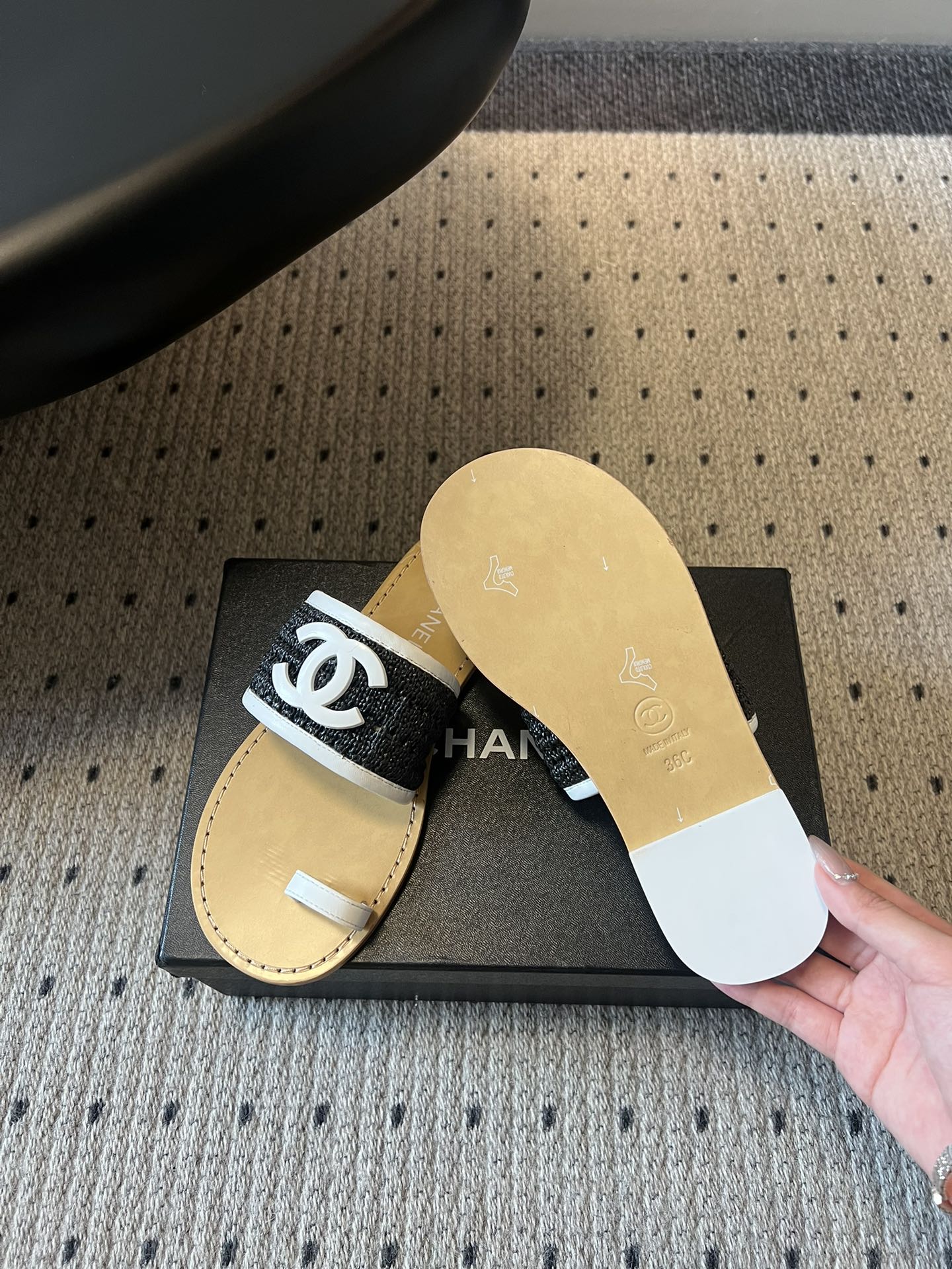 Chane*26SS早春新款草编夹趾凉拖这双凉拖，真的把夏天的松弛感焊在了脚上。夹趾的设计自带随性的度假