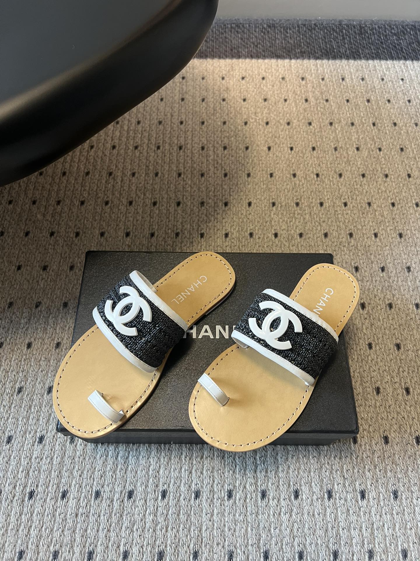 Chane*26SS早春新款草编夹趾凉拖这双凉拖，真的把夏天的松弛感焊在了脚上。夹趾的设计自带随性的度假