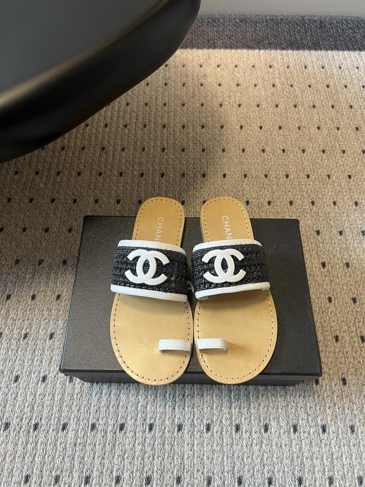 NO:782981,Top product Chane*26SS new straw woven thong sandals for early spring. This pair of sandals really welds the relaxed feeling of summer to the feet. The thong design has a casual holiday atmosphere, paired with the iconic double C element, low-key and self-recognizable. It has that kind of effortless French laziness on the feet.  The soft feeling of the feet makes walking stable. Whether you are shopping for a walk, vacationing at the beach, or commuting daily, you can wear it comfortably and comfortably, and your feet will not be tired after walking for a long time. Upper cowhide, lining sheepskin, genuine leather outsole size 35-41 (customized sizes 40 and 41 are not returnable), split-toe shoes, chanel, espadrilles, cowhide, sheepskin, Leather soles19860909顶级品 Chane*26SS早春新款草编夹趾凉拖 这双凉拖,真的把夏天的松弛感焊在了脚上.夹趾的设计自带随性的度假氛围,搭配标志性的双C元素,低调又自带辨识度,上脚就是那种不费力的法式慵懒感. 软乎乎的脚感,走路稳稳当当,不管是逛街散步、海边度假,还是日常通勤,都能穿得舒服又自在,久走也不累脚. 鞋面牛皮 内里羊皮 大底真皮大底 size35-41码（40、41码定制不退换）,分趾鞋,chanel,espadrilles,cowhide,sheepskin,Leather soles,Women's Shoes