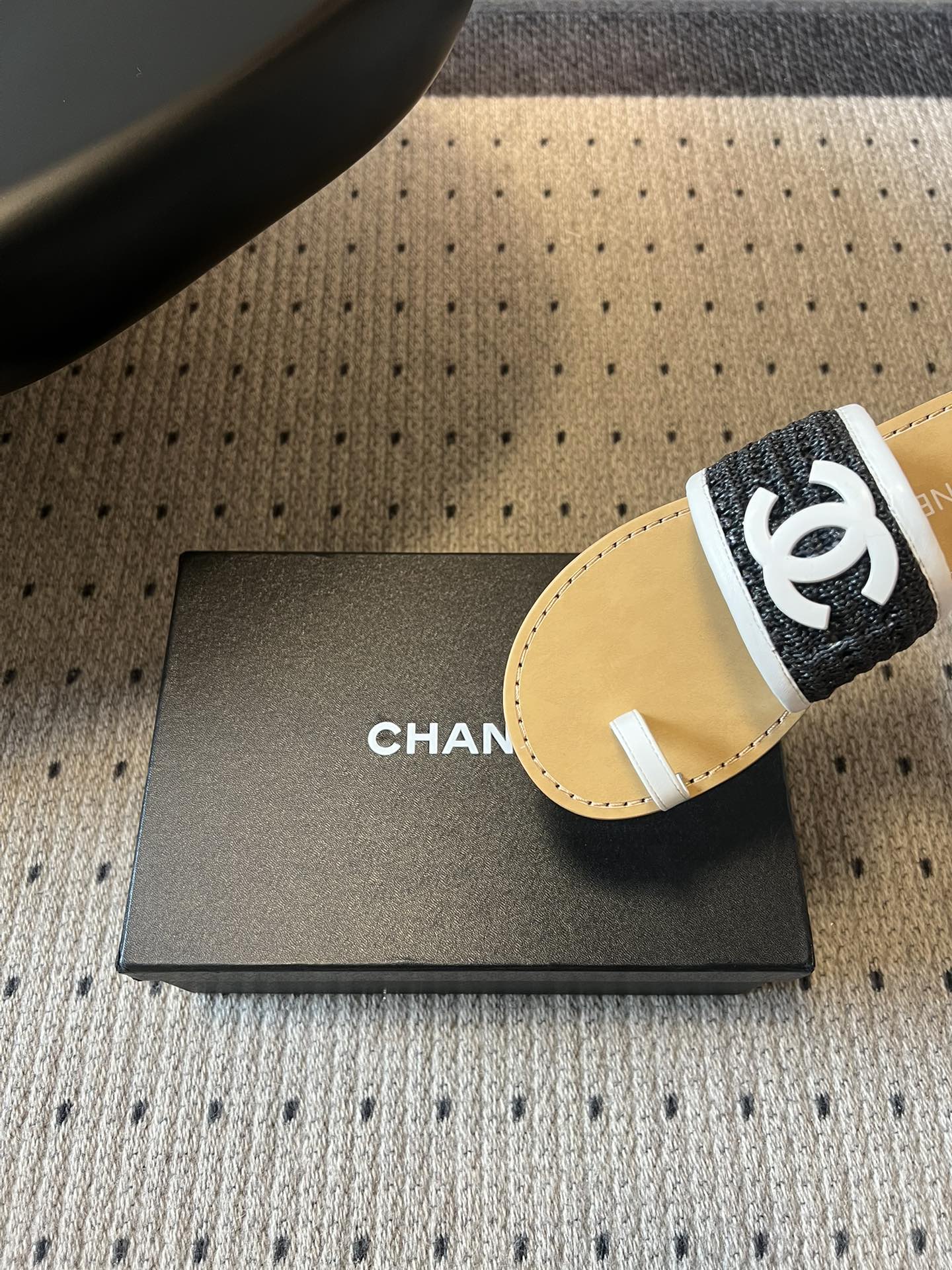 Chane*26SS早春新款草编夹趾凉拖这双凉拖，真的把夏天的松弛感焊在了脚上。夹趾的设计自带随性的度假