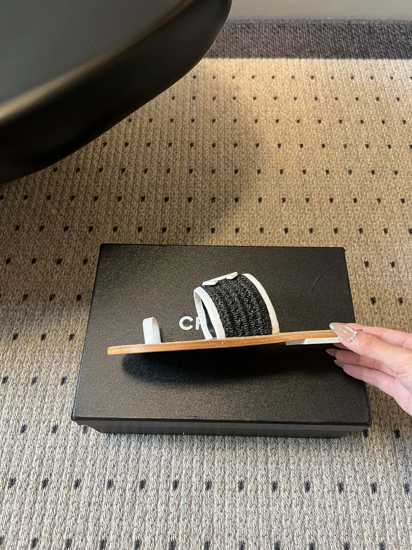 Chane*26SS早春新款草编夹趾凉拖这双凉拖，真的把夏天的松弛感焊在了脚上。夹趾的设计自带随性的度假