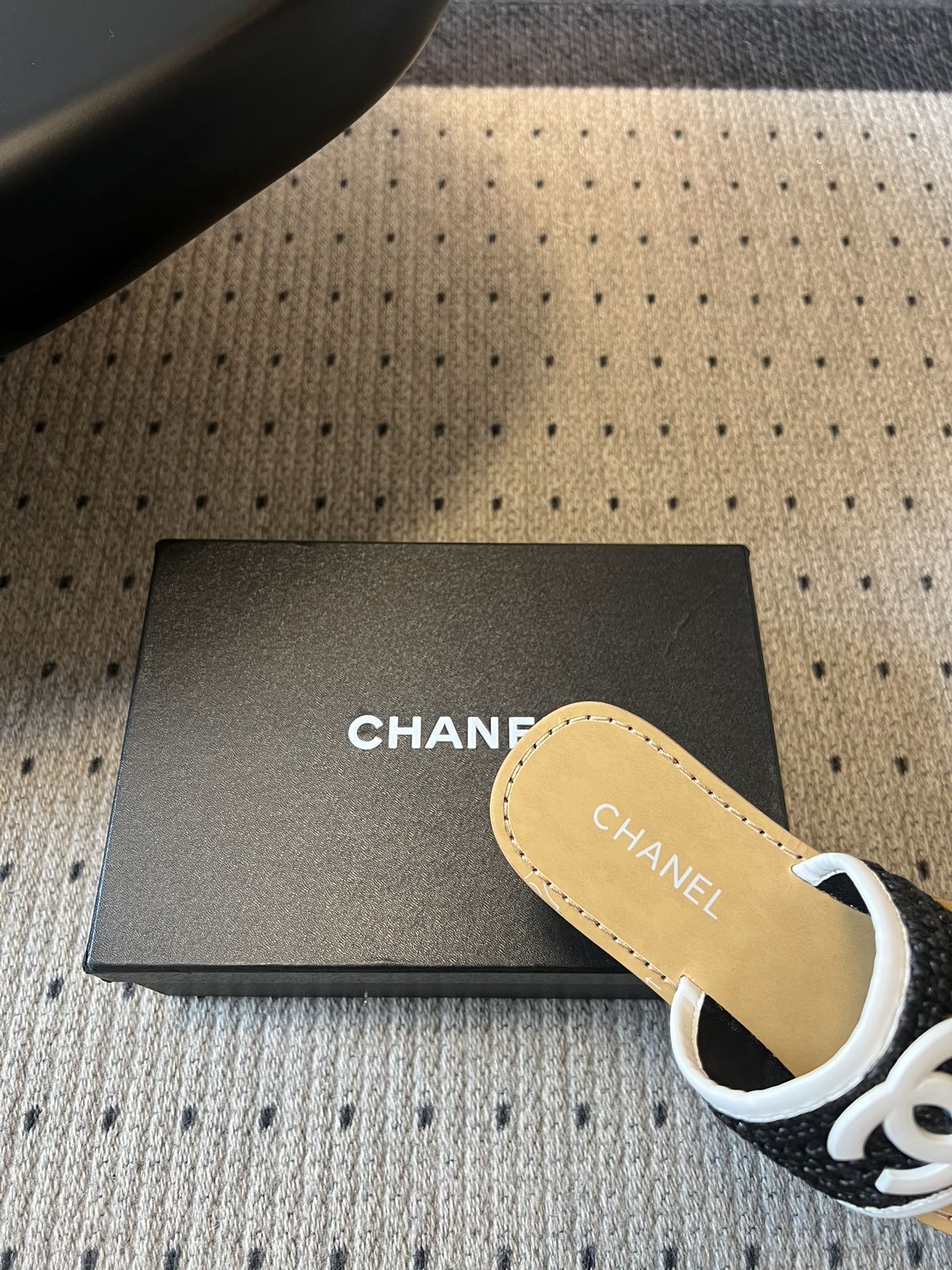 Chane*26SS早春新款草编夹趾凉拖这双凉拖，真的把夏天的松弛感焊在了脚上。夹趾的设计自带随性的度假