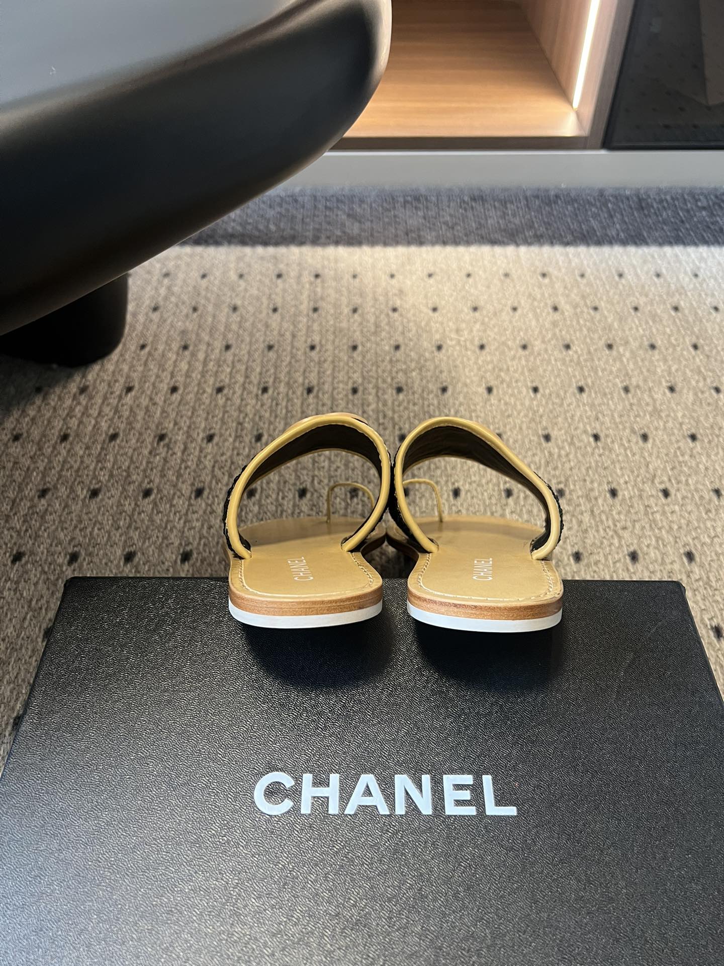 Chane*26SS早春新款草编夹趾凉拖这双凉拖，真的把夏天的松弛感焊在了脚上。夹趾的设计自带随性的度假