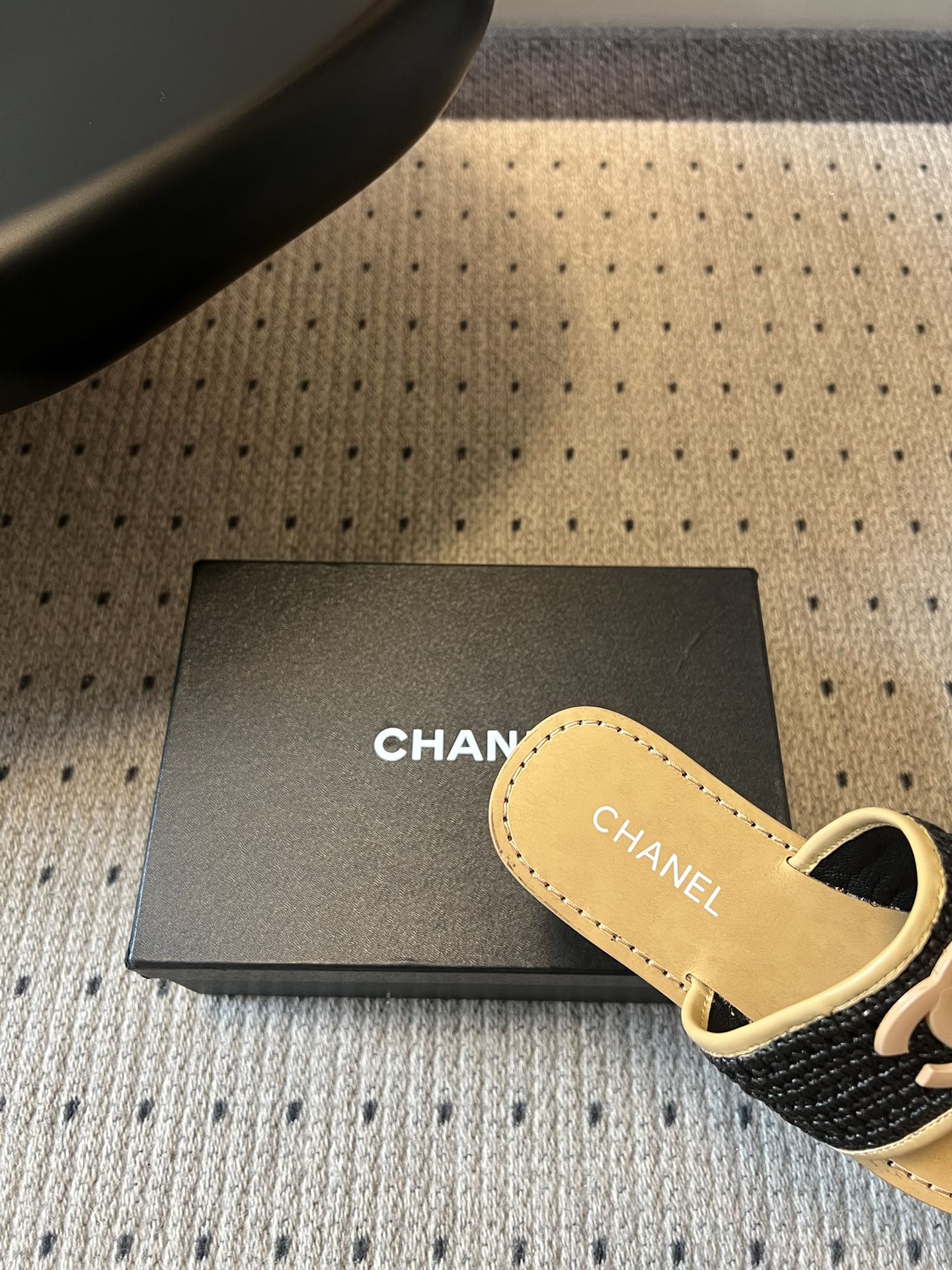 Chane*26SS早春新款草编夹趾凉拖这双凉拖，真的把夏天的松弛感焊在了脚上。夹趾的设计自带随性的度假