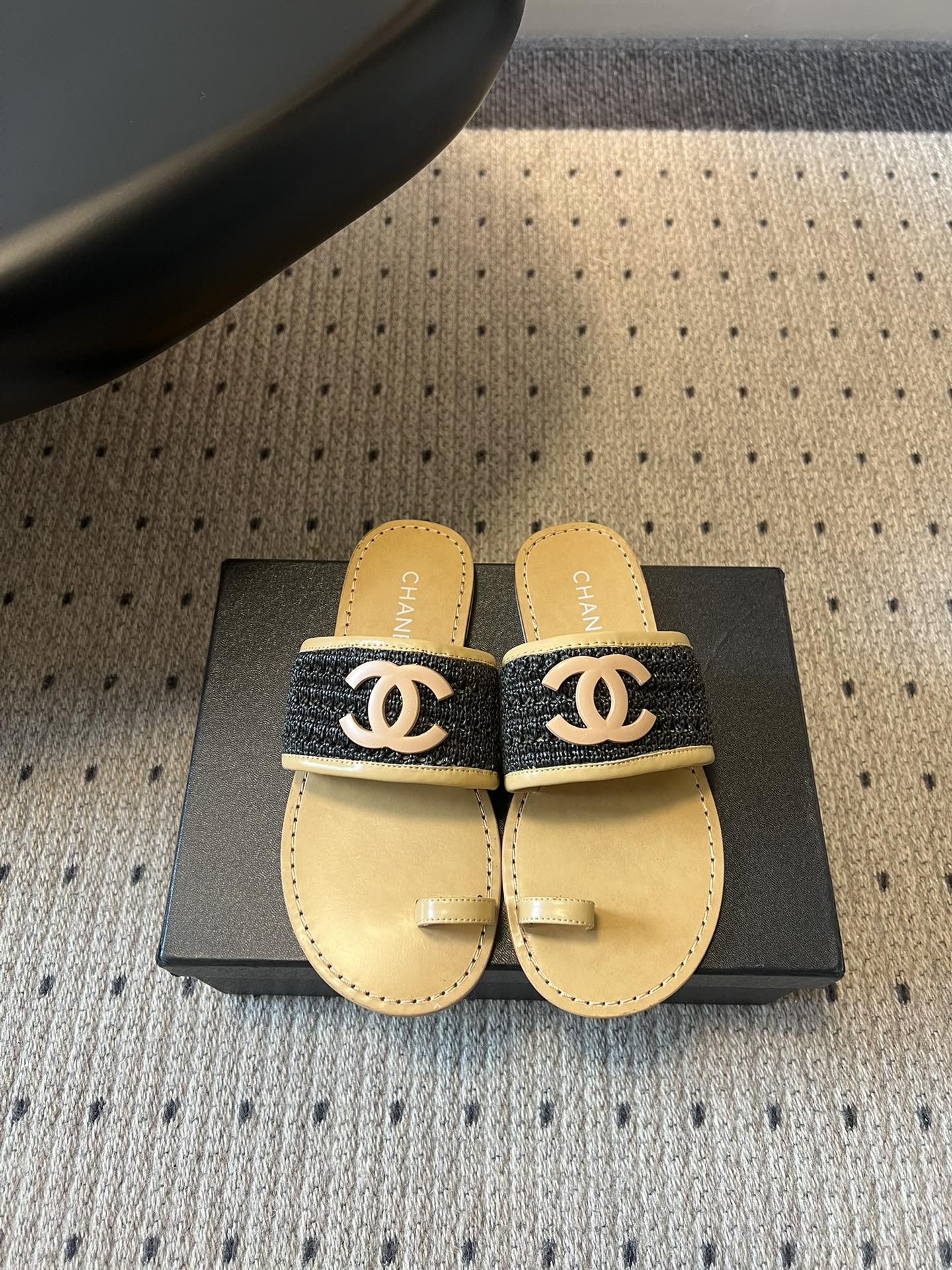 Chane*26SS早春新款草编夹趾凉拖这双凉拖，真的把夏天的松弛感焊在了脚上。夹趾的设计自带随性的度假