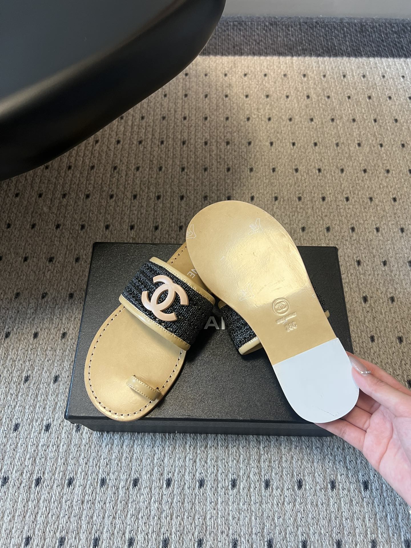 Chane*26SS早春新款草编夹趾凉拖这双凉拖，真的把夏天的松弛感焊在了脚上。夹趾的设计自带随性的度假