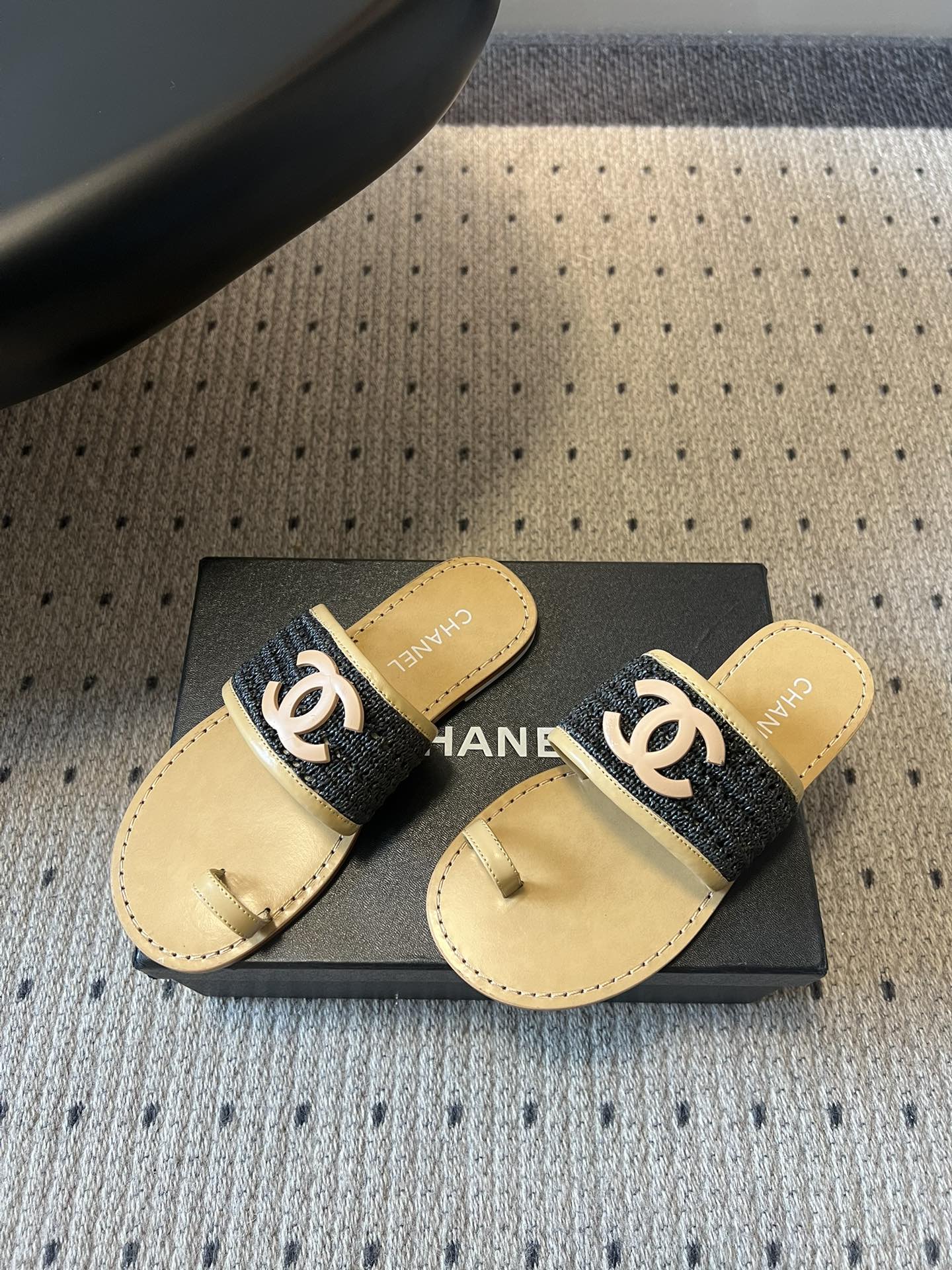 Chane*26SS早春新款草编夹趾凉拖这双凉拖，真的把夏天的松弛感焊在了脚上。夹趾的设计自带随性的度假