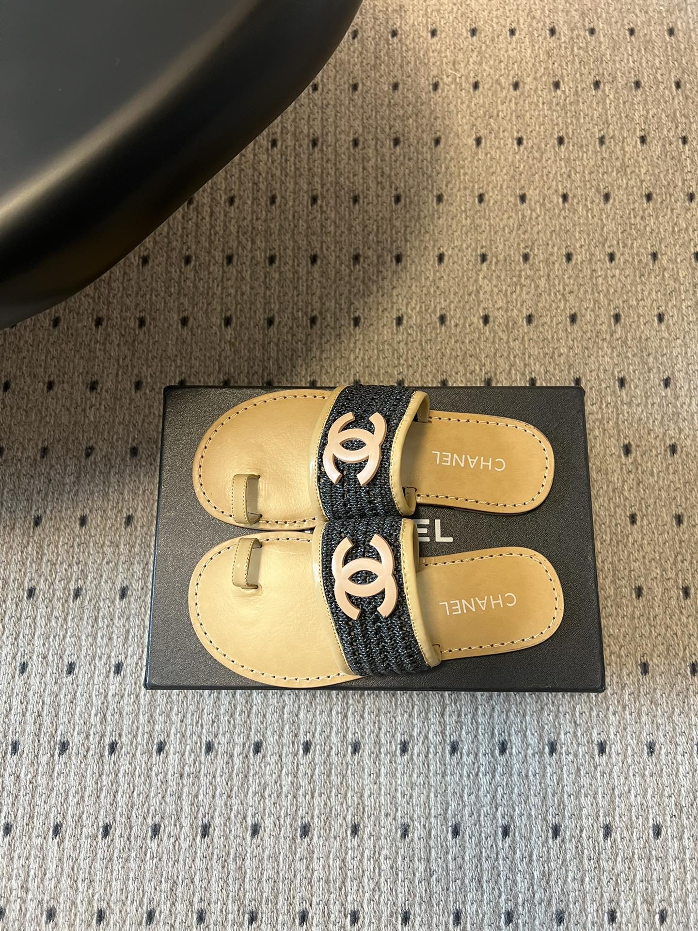 Chane*26SS早春新款草编夹趾凉拖这双凉拖，真的把夏天的松弛感焊在了脚上。夹趾的设计自带随性的度假