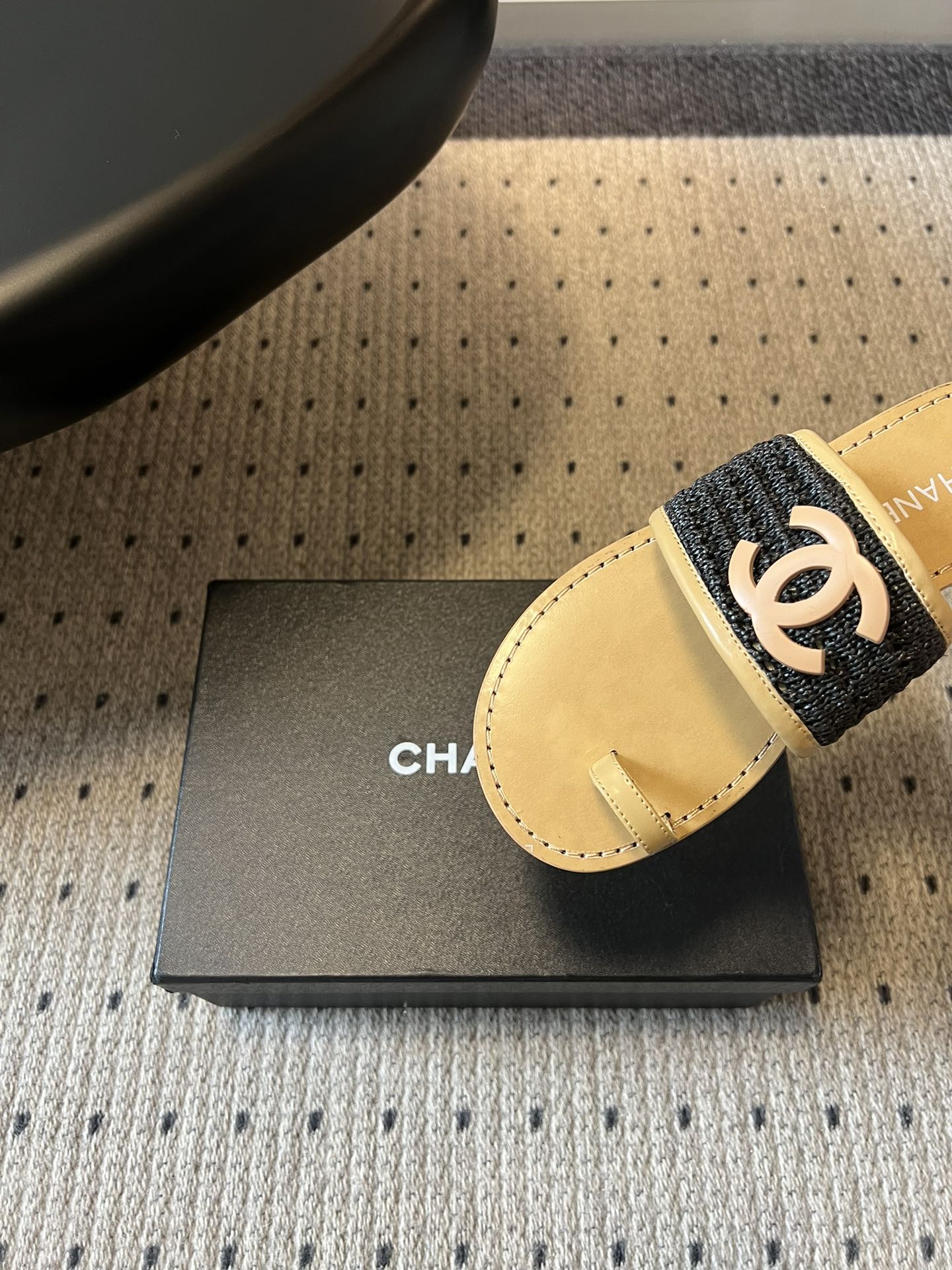 Chane*26SS早春新款草编夹趾凉拖这双凉拖，真的把夏天的松弛感焊在了脚上。夹趾的设计自带随性的度假