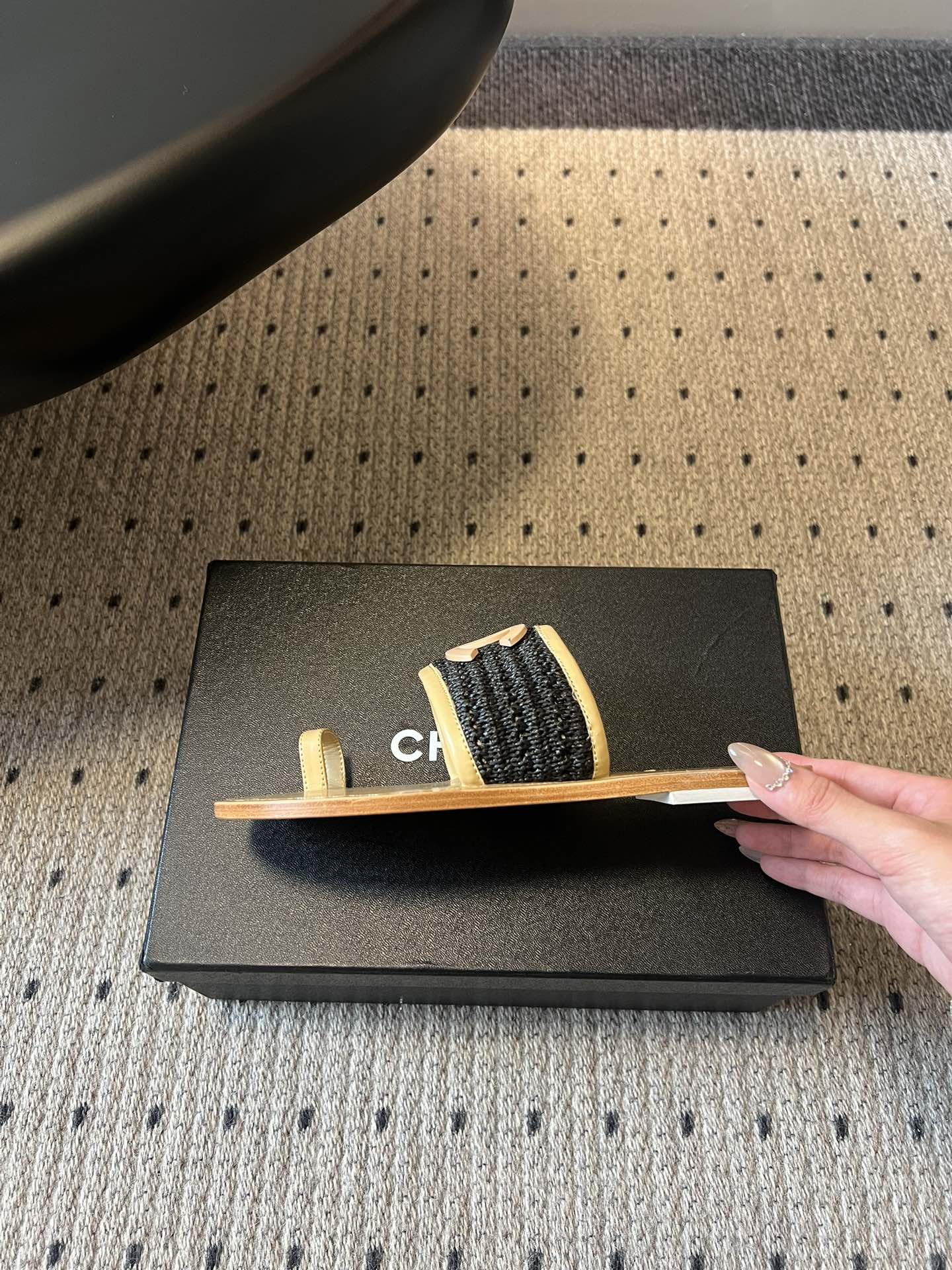 Chane*26SS早春新款草编夹趾凉拖这双凉拖，真的把夏天的松弛感焊在了脚上。夹趾的设计自带随性的度假