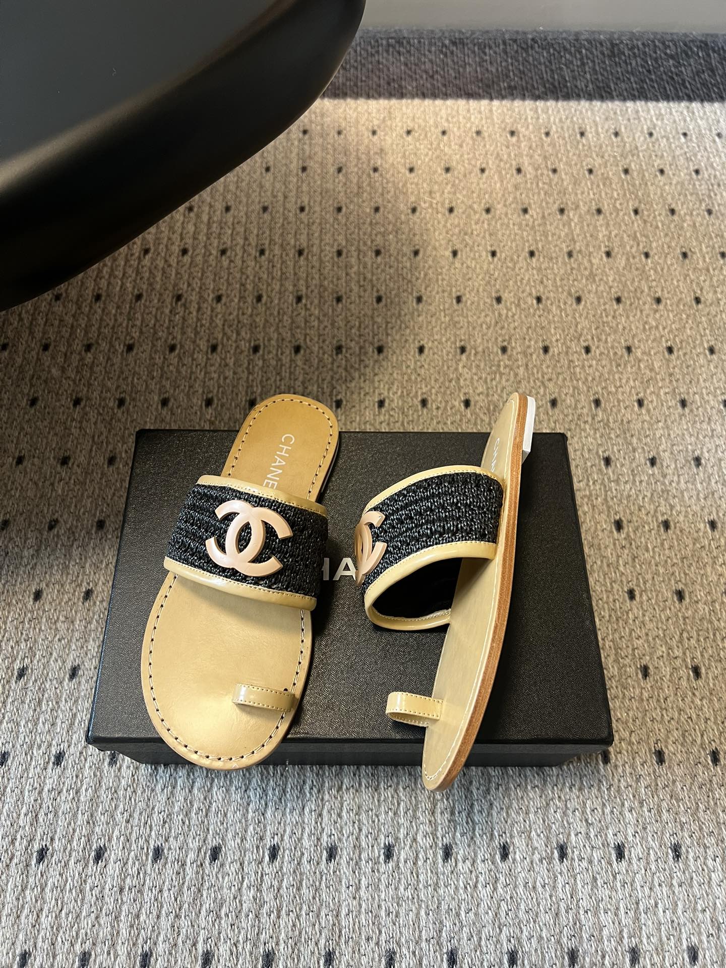 Chane*26SS早春新款草编夹趾凉拖这双凉拖，真的把夏天的松弛感焊在了脚上。夹趾的设计自带随性的度假