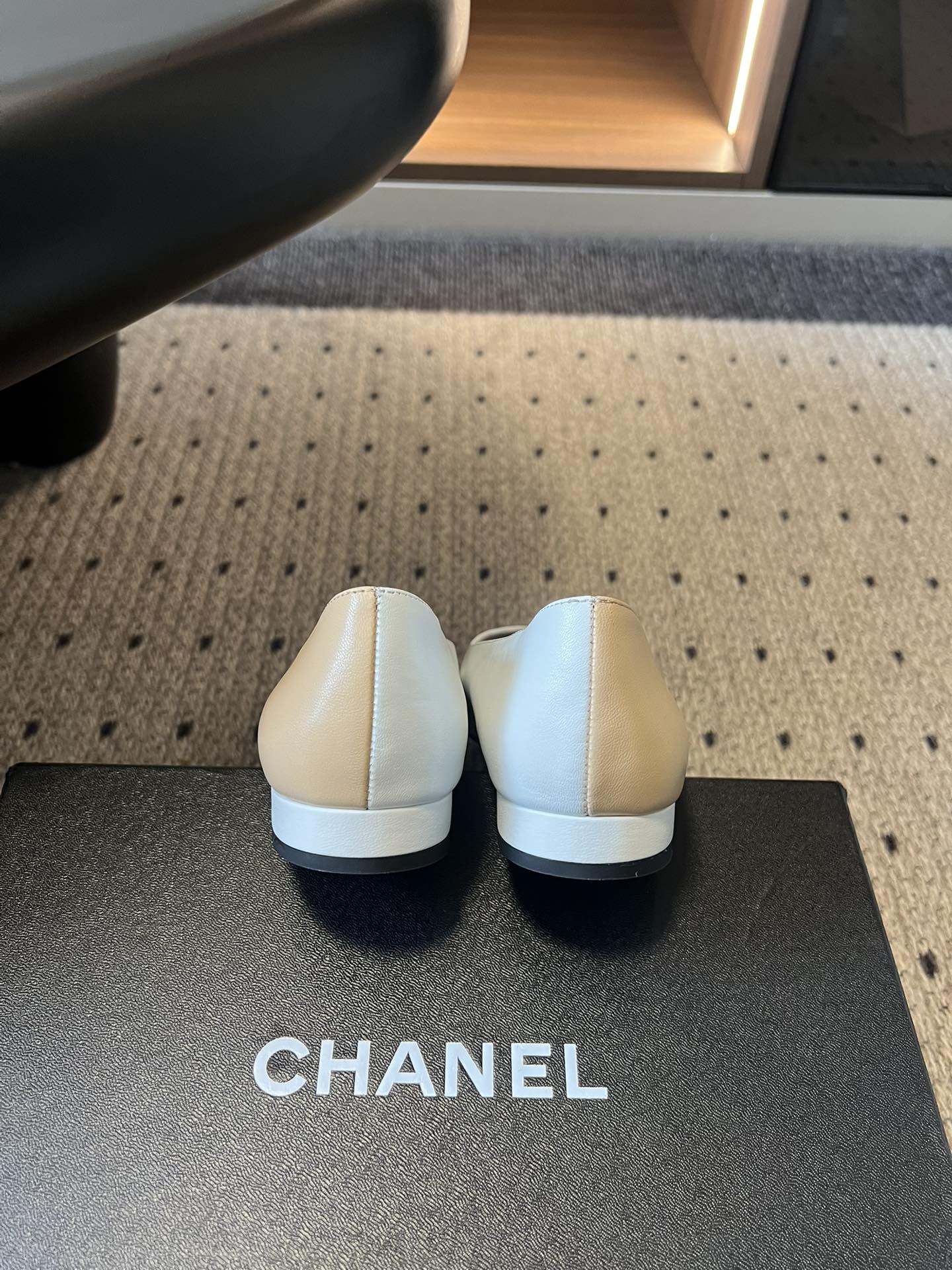 Chane*26SS早春新款拼色方头单鞋这双鞋，真的把香奈儿的经典优雅拿捏得恰到好处。标志性的双C饰扣，