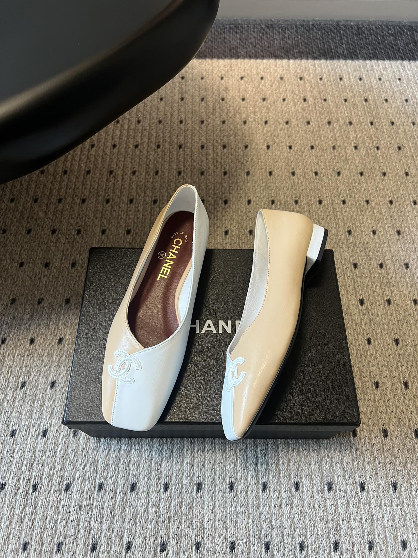 Chane*26SS早春新款拼色方头单鞋这双鞋，真的把香奈儿的经典优雅拿捏得恰到好处。标志性的双C饰扣，