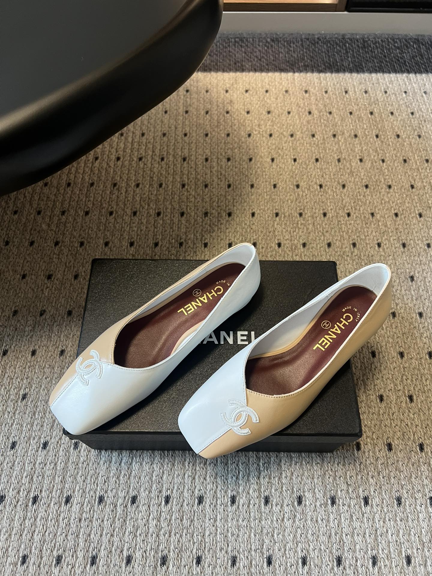 Chane*26SS早春新款拼色方头单鞋这双鞋，真的把香奈儿的经典优雅拿捏得恰到好处。标志性的双C饰扣，