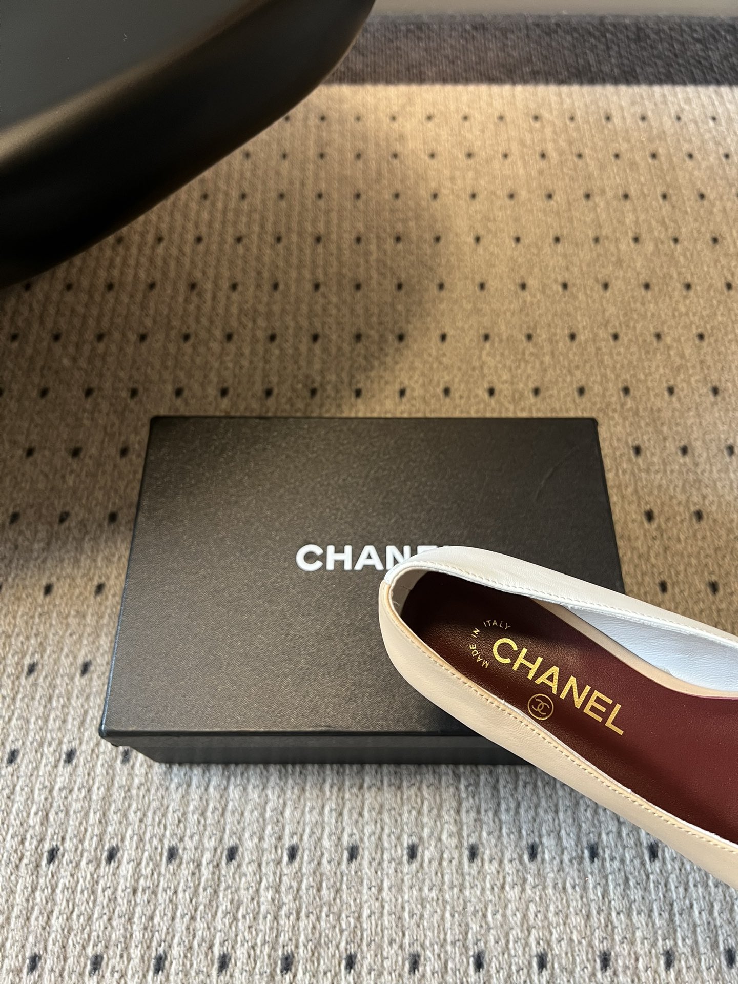 Chane*26SS早春新款拼色方头单鞋这双鞋，真的把香奈儿的经典优雅拿捏得恰到好处。标志性的双C饰扣，