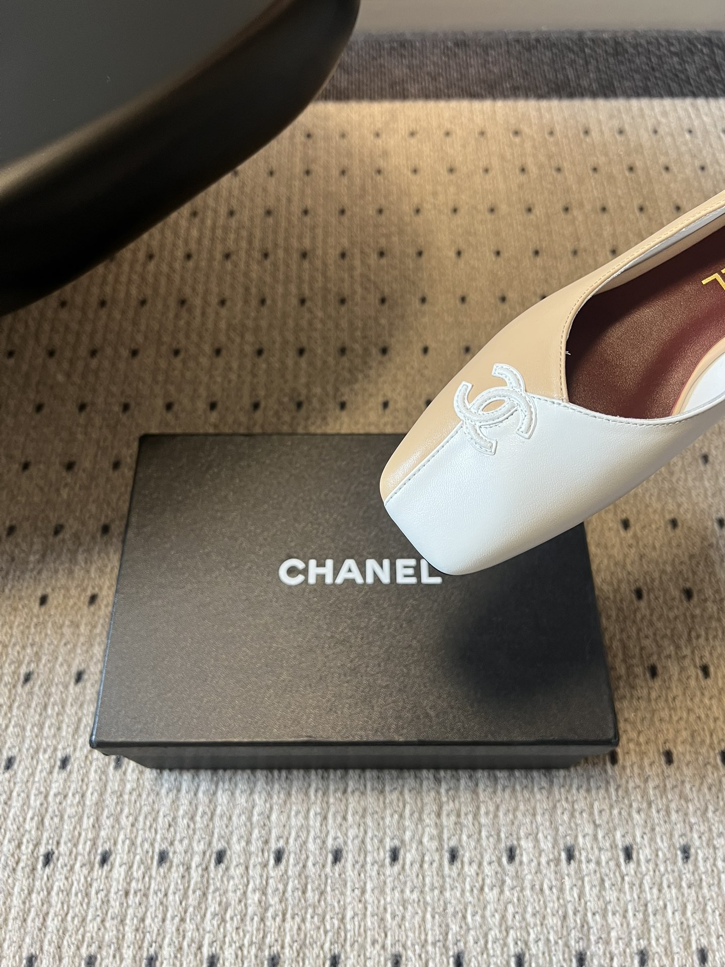 Chane*26SS早春新款拼色方头单鞋这双鞋，真的把香奈儿的经典优雅拿捏得恰到好处。标志性的双C饰扣，