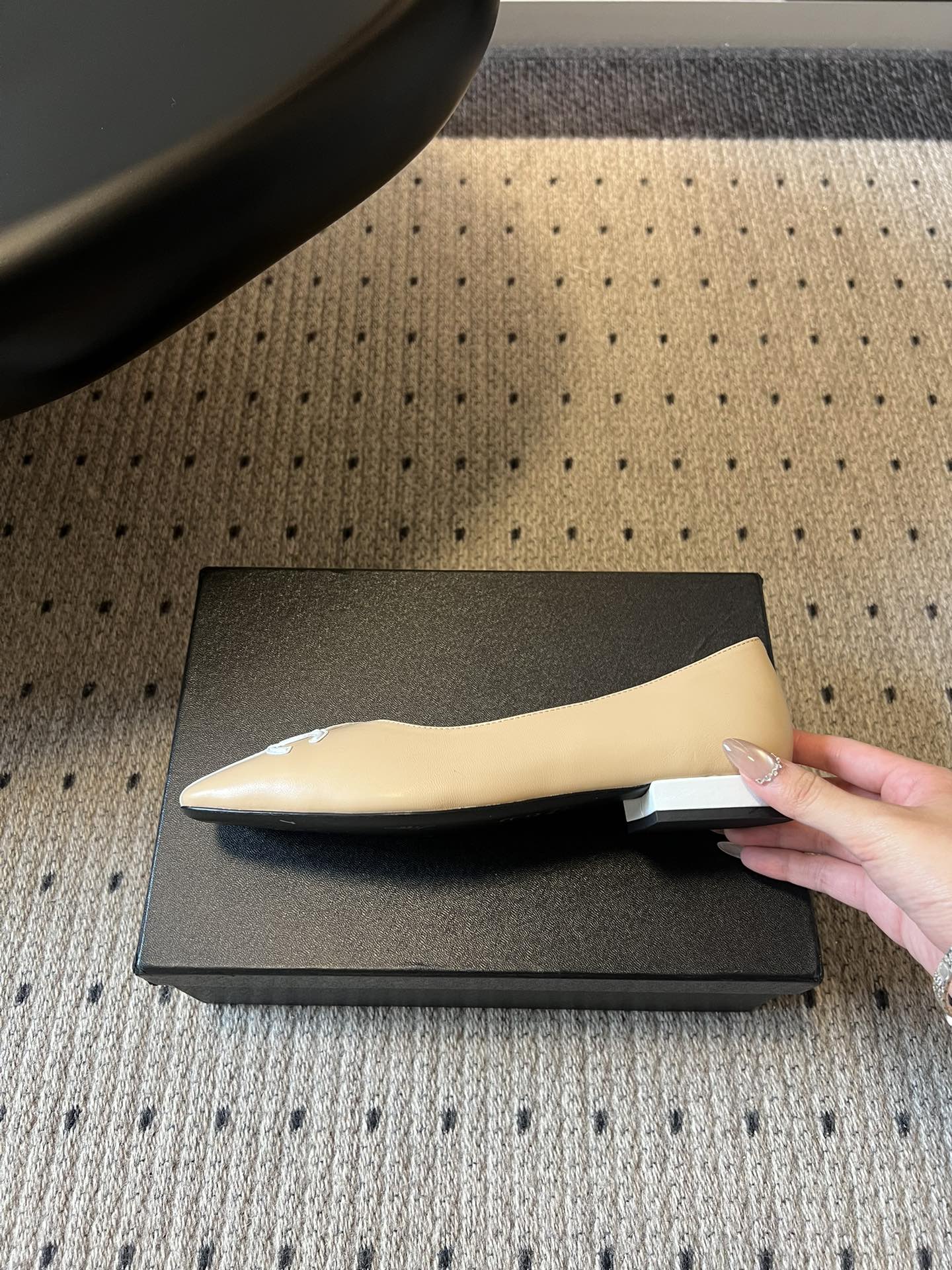 Chane*26SS早春新款拼色方头单鞋这双鞋，真的把香奈儿的经典优雅拿捏得恰到好处。标志性的双C饰扣，