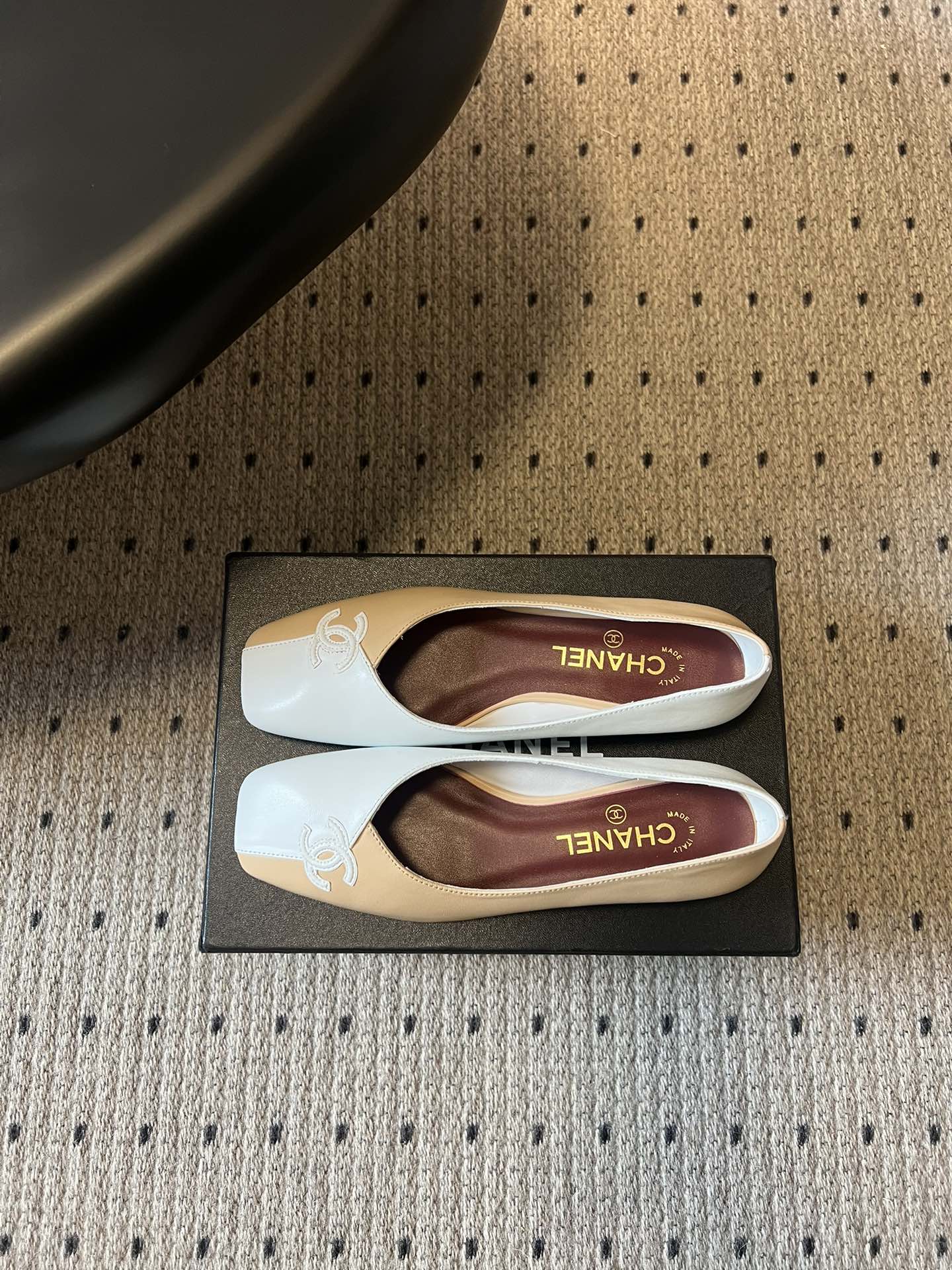 Chane*26SS早春新款拼色方头单鞋这双鞋，真的把香奈儿的经典优雅拿捏得恰到好处。标志性的双C饰扣，