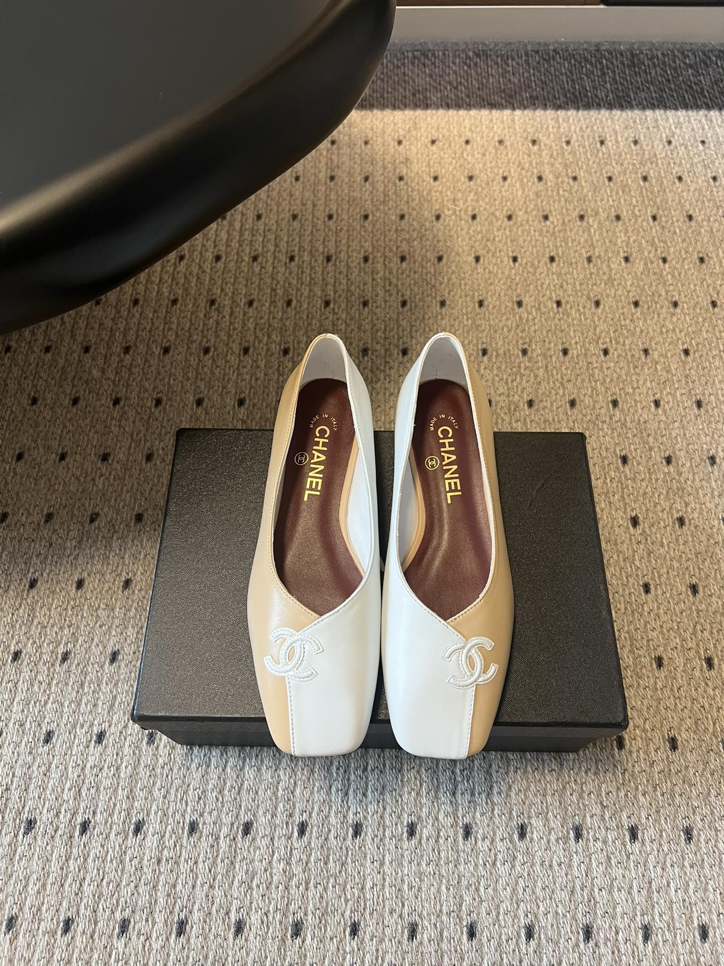 Chane*26SS早春新款拼色方头单鞋这双鞋，真的把香奈儿的经典优雅拿捏得恰到好处。标志性的双C饰扣，