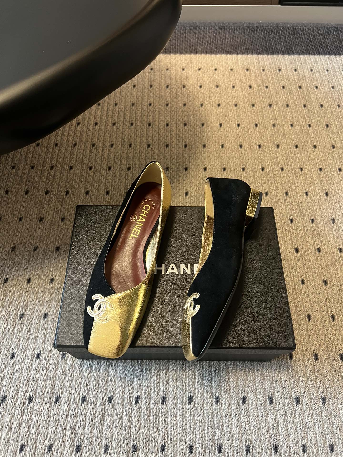 Chane*26SS早春新款拼色方头单鞋这双鞋，真的把香奈儿的经典优雅拿捏得恰到好处。标志性的双C饰扣，