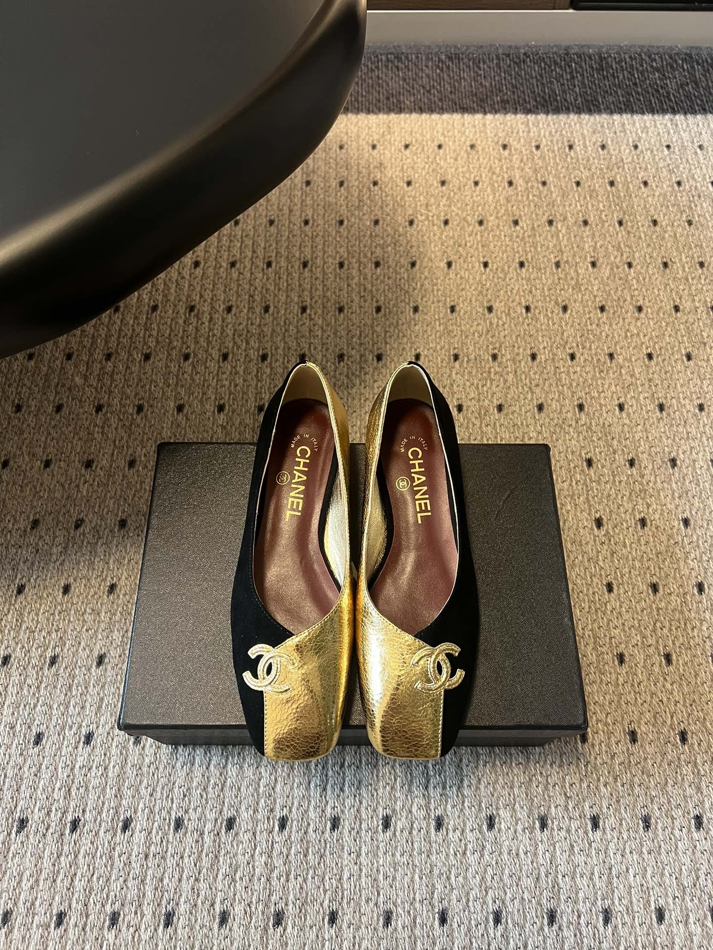 Chane*26SS早春新款拼色方头单鞋这双鞋，真的把香奈儿的经典优雅拿捏得恰到好处。标志性的双C饰扣，