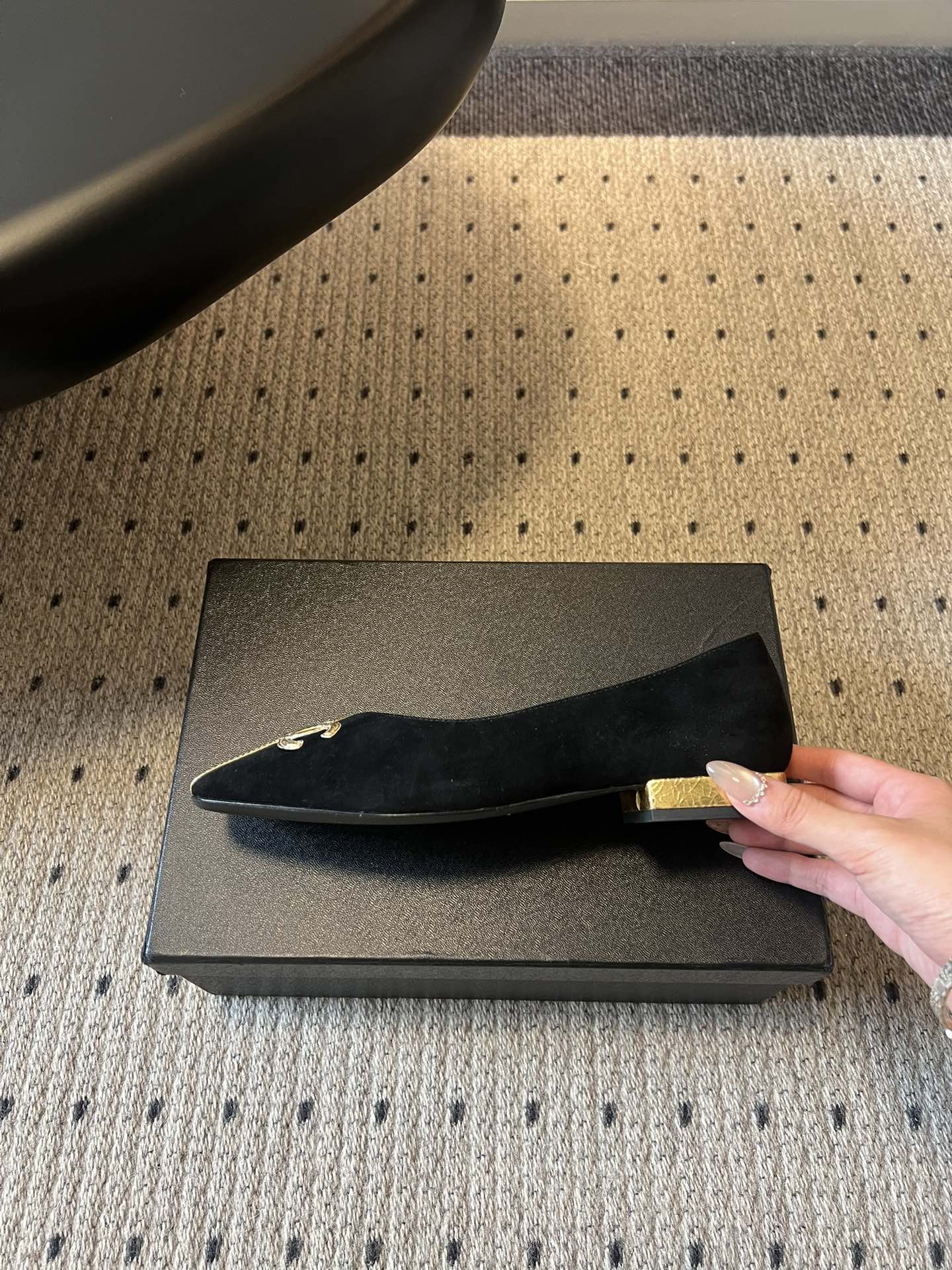 Chane*26SS早春新款拼色方头单鞋这双鞋，真的把香奈儿的经典优雅拿捏得恰到好处。标志性的双C饰扣，