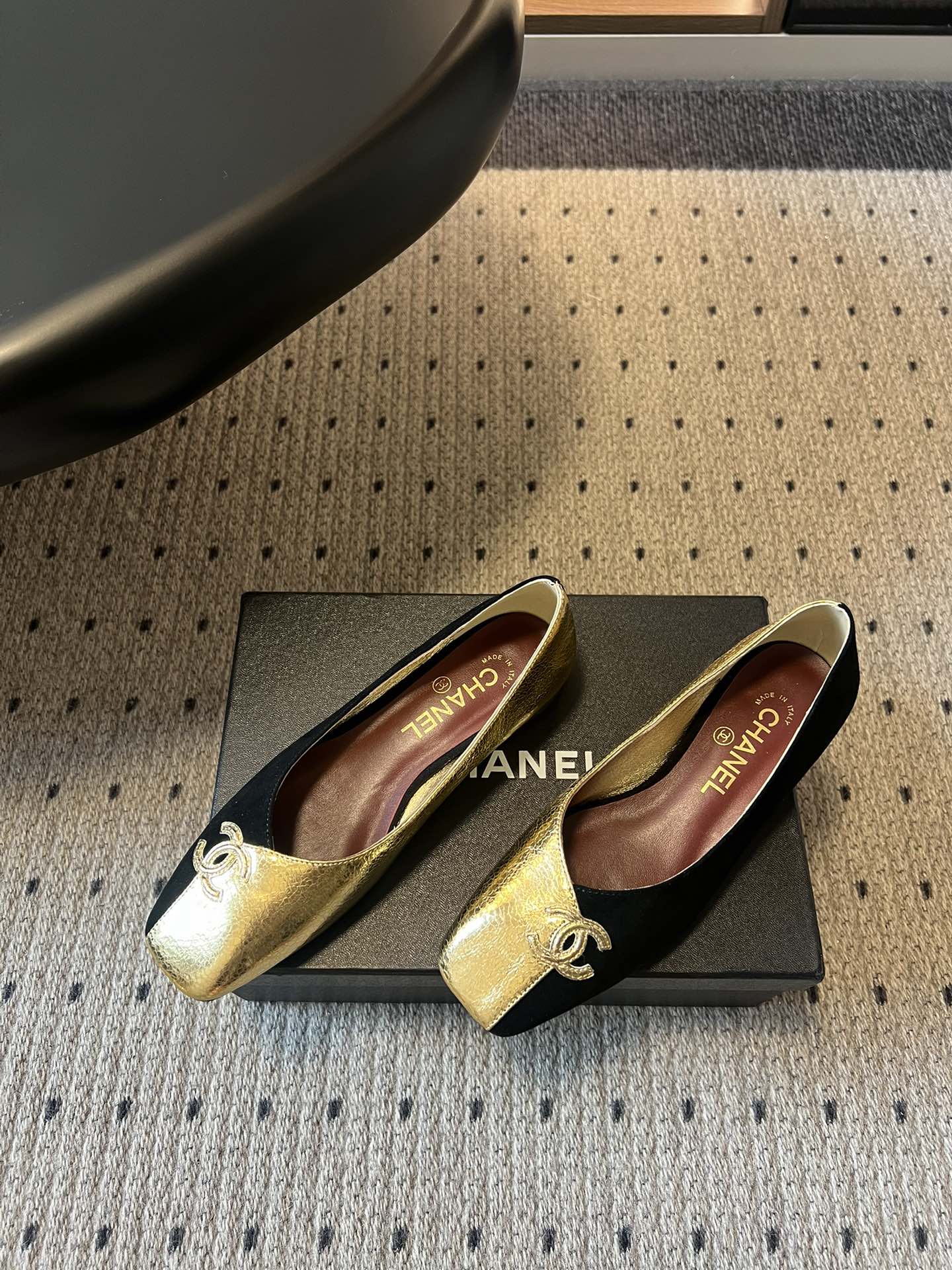 Chane*26SS早春新款拼色方头单鞋这双鞋，真的把香奈儿的经典优雅拿捏得恰到好处。标志性的双C饰扣，