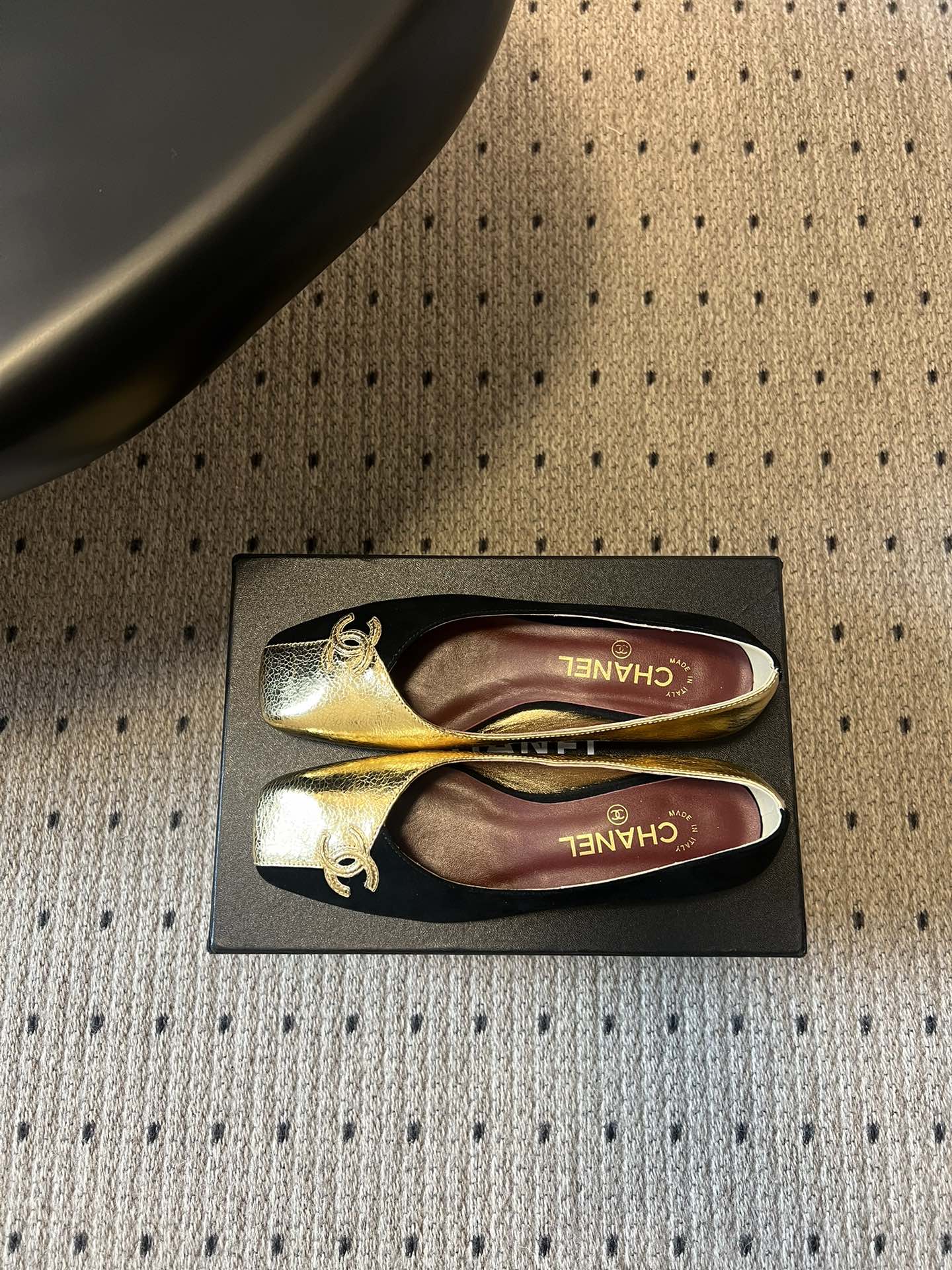 Chane*26SS早春新款拼色方头单鞋这双鞋，真的把香奈儿的经典优雅拿捏得恰到好处。标志性的双C饰扣，